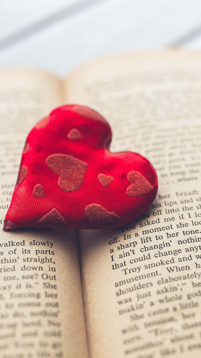 अपने दिल को संजोकर प्यार का जश्न मनाएं ❤️ वॉलपेपर