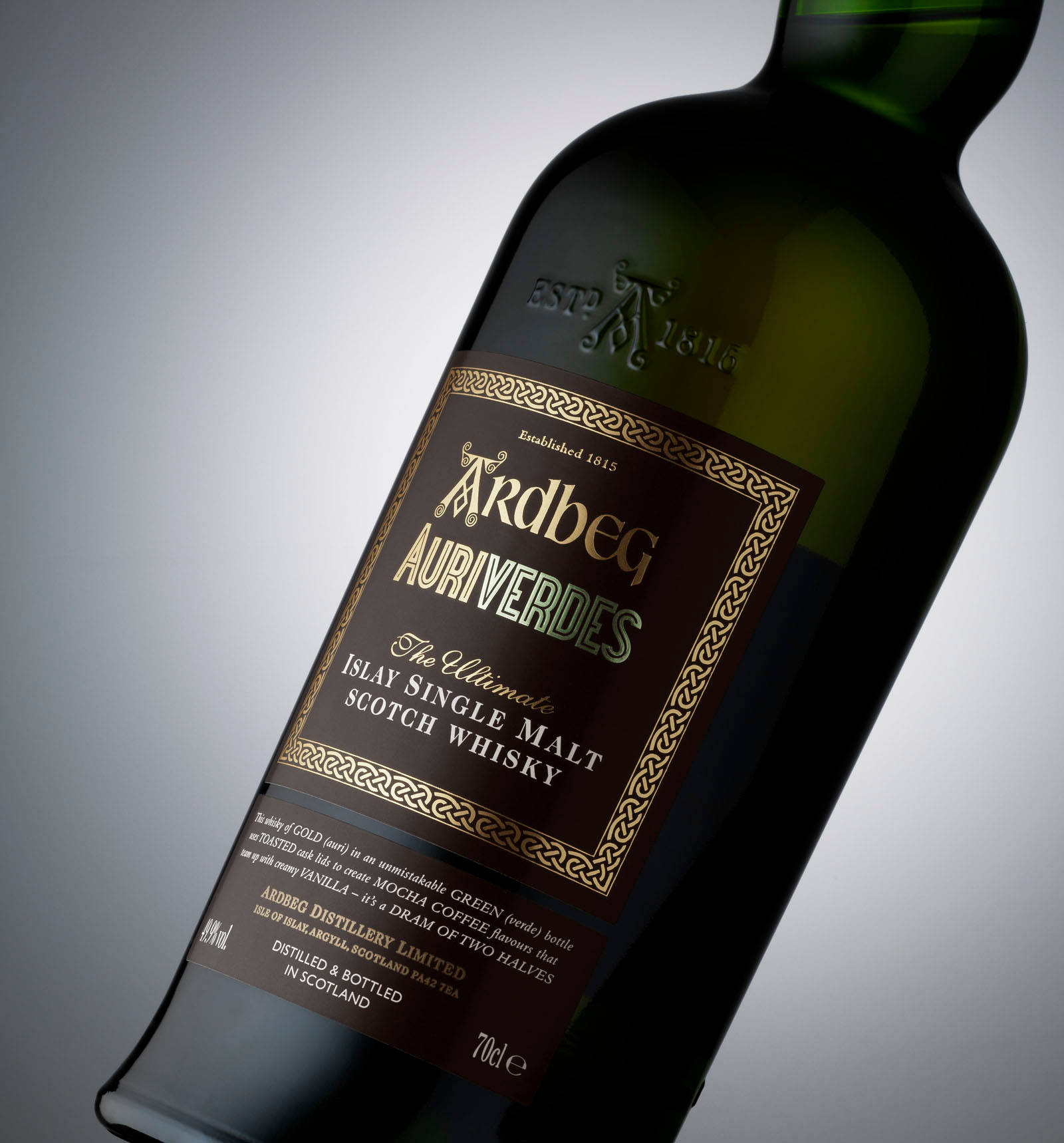 अर्डबेग ऑरिवरडेस व्हिस्की की बोतल वॉलपेपर
