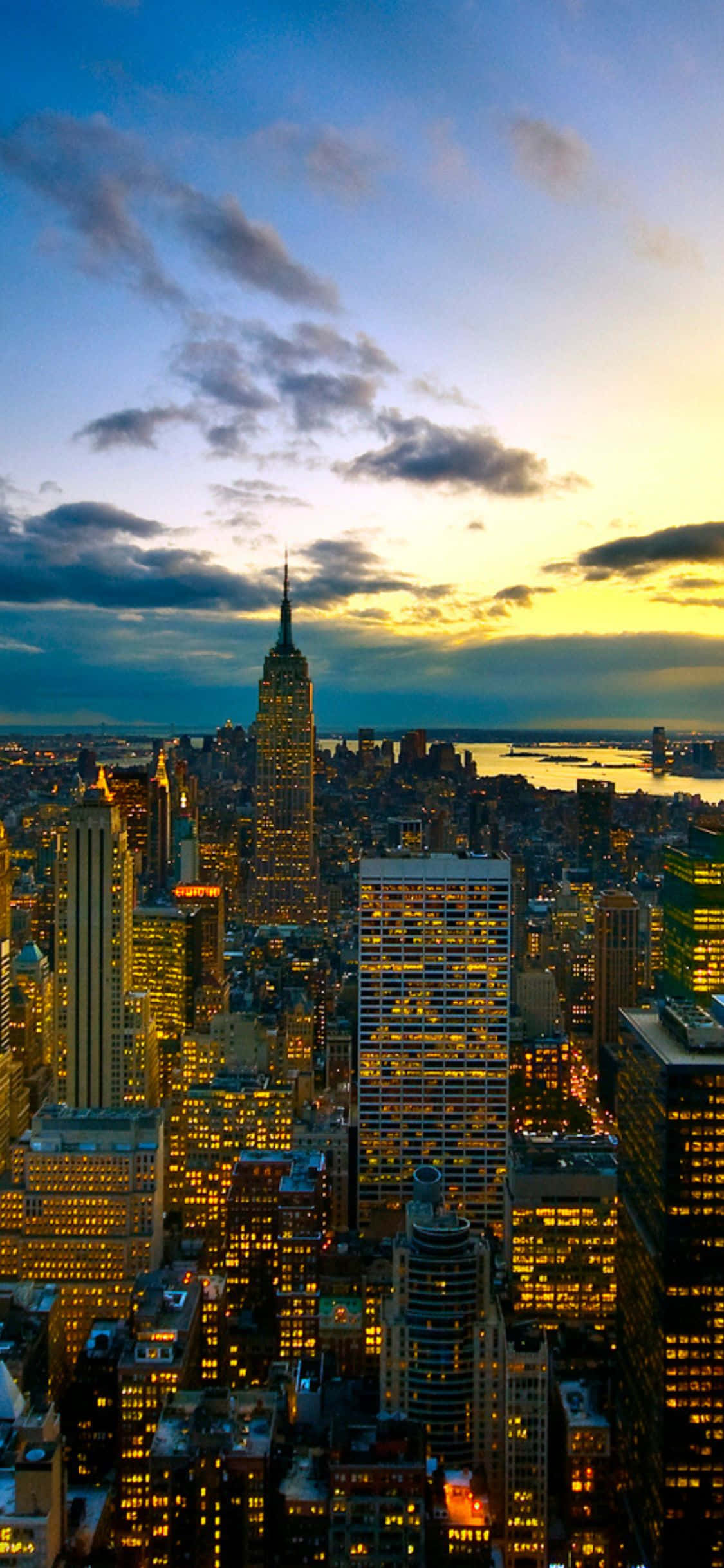 आईफोन X के साथ एक शानदार NYC आसमान का आनंद लेना वॉलपेपर
