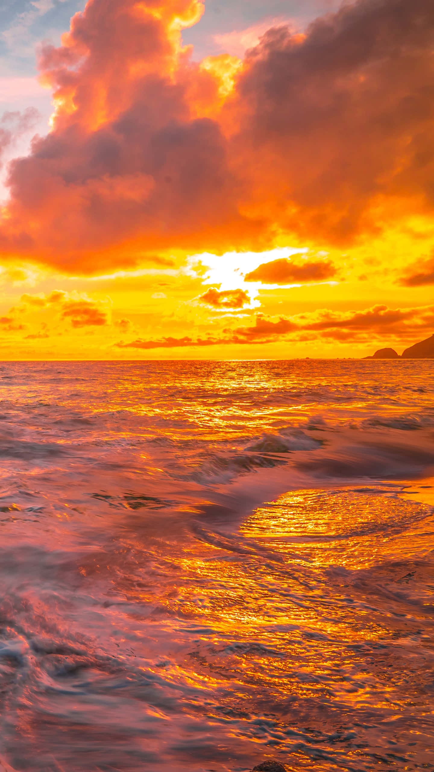 आईफोन एक्स मालिबू बैकग्राउंड बादल भरा सूर्यास्त वॉलपेपर