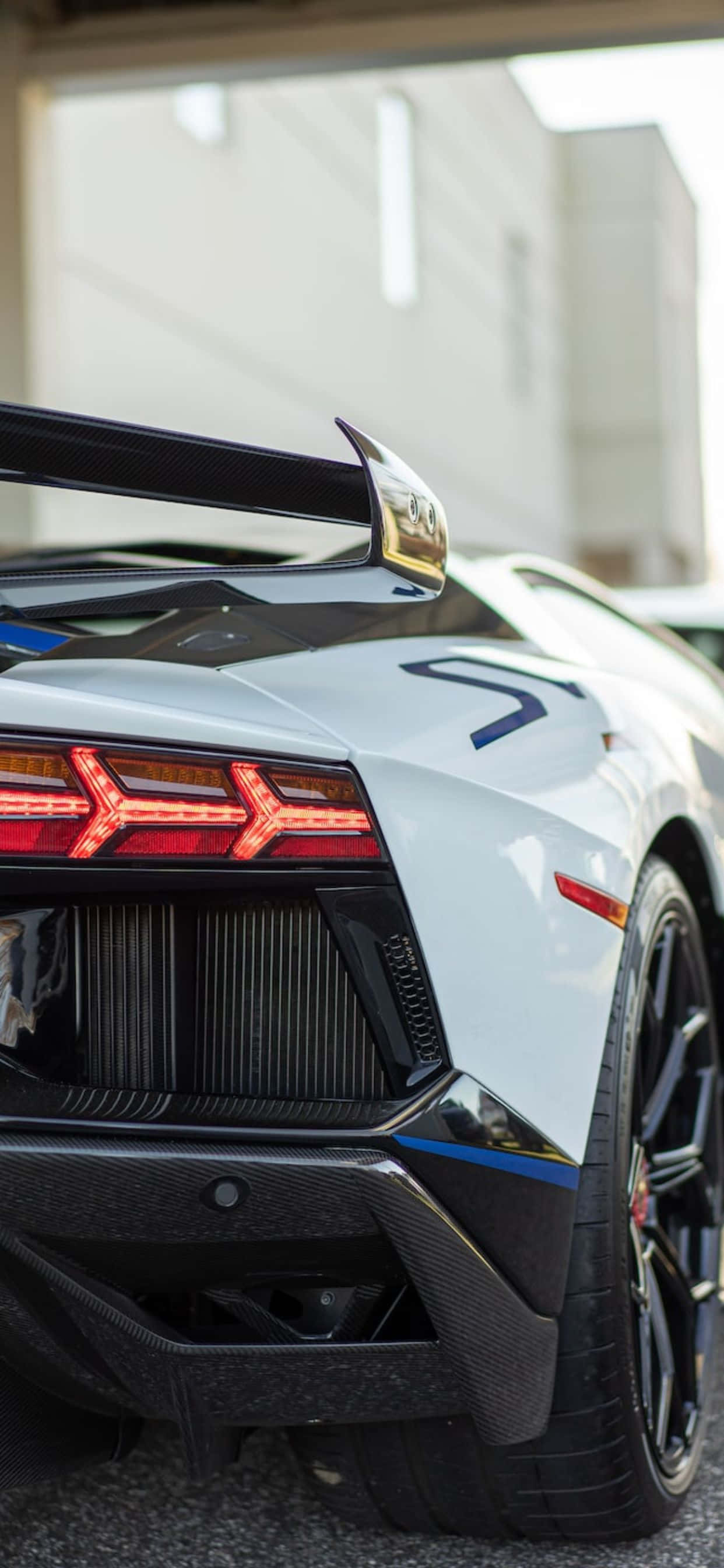 iPhone XS Max Lamborghini सफेद रियर बैकग्राउंड वॉलपेपर