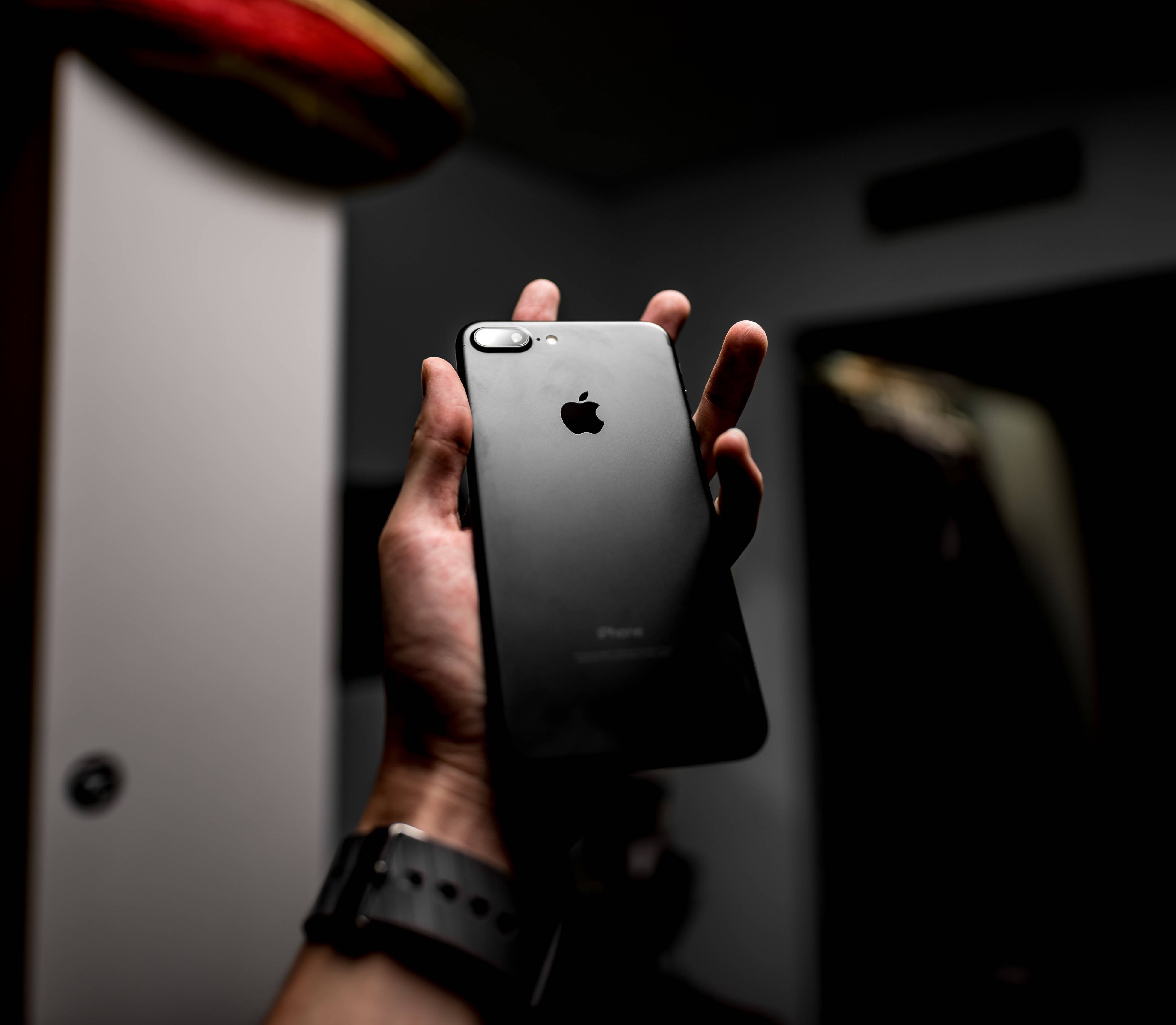 आकर्षक पृष्ठभूमि के साथ चिकना iPhone 8 वॉलपेपर