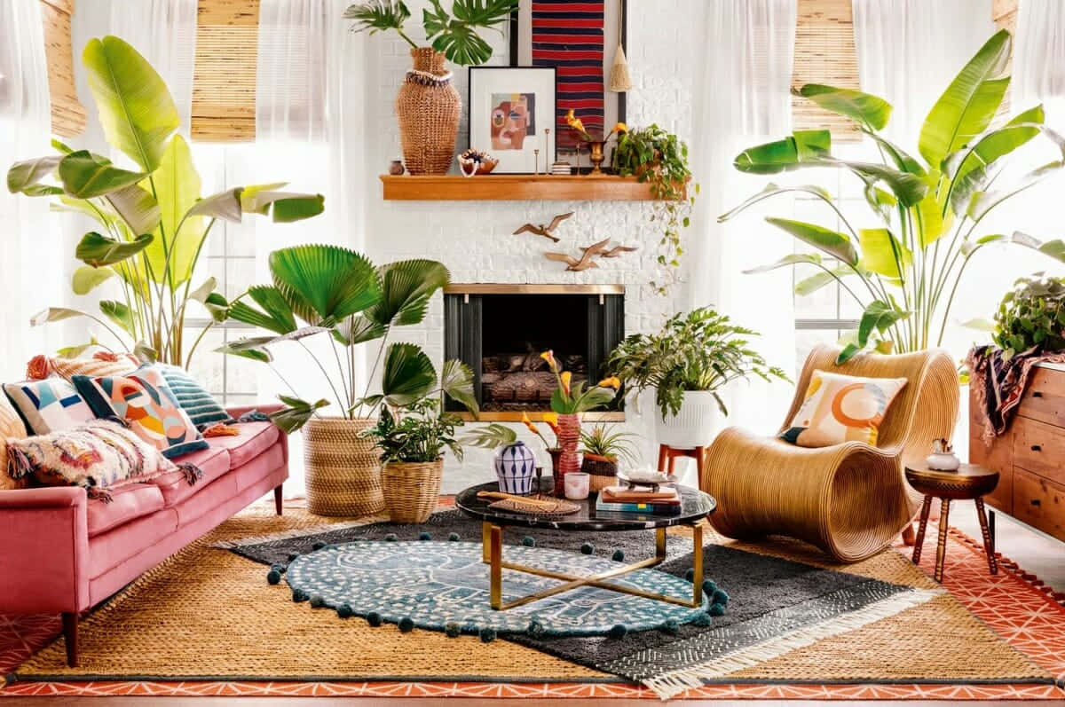 एक लिविंग रूम जिसमें बहुत सारे पौधे और फर्नीचर हैं वॉलपेपर