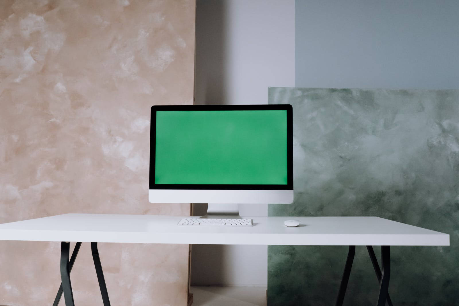 ऑफिस में ग्रीन स्क्रीन iMac वॉलपेपर