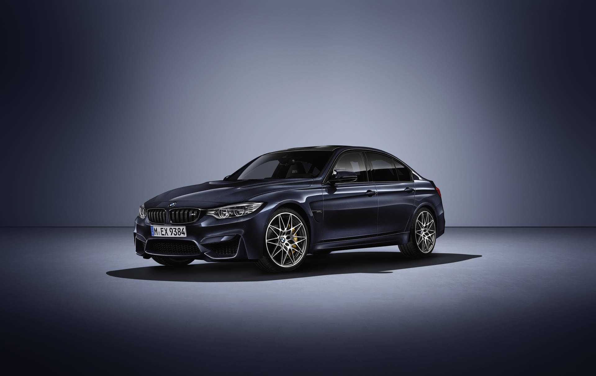 स्पॉटलाइट में काली BMW M3 30 Jahre संस्करण वॉलपेपर — Bmw वॉलपेपर