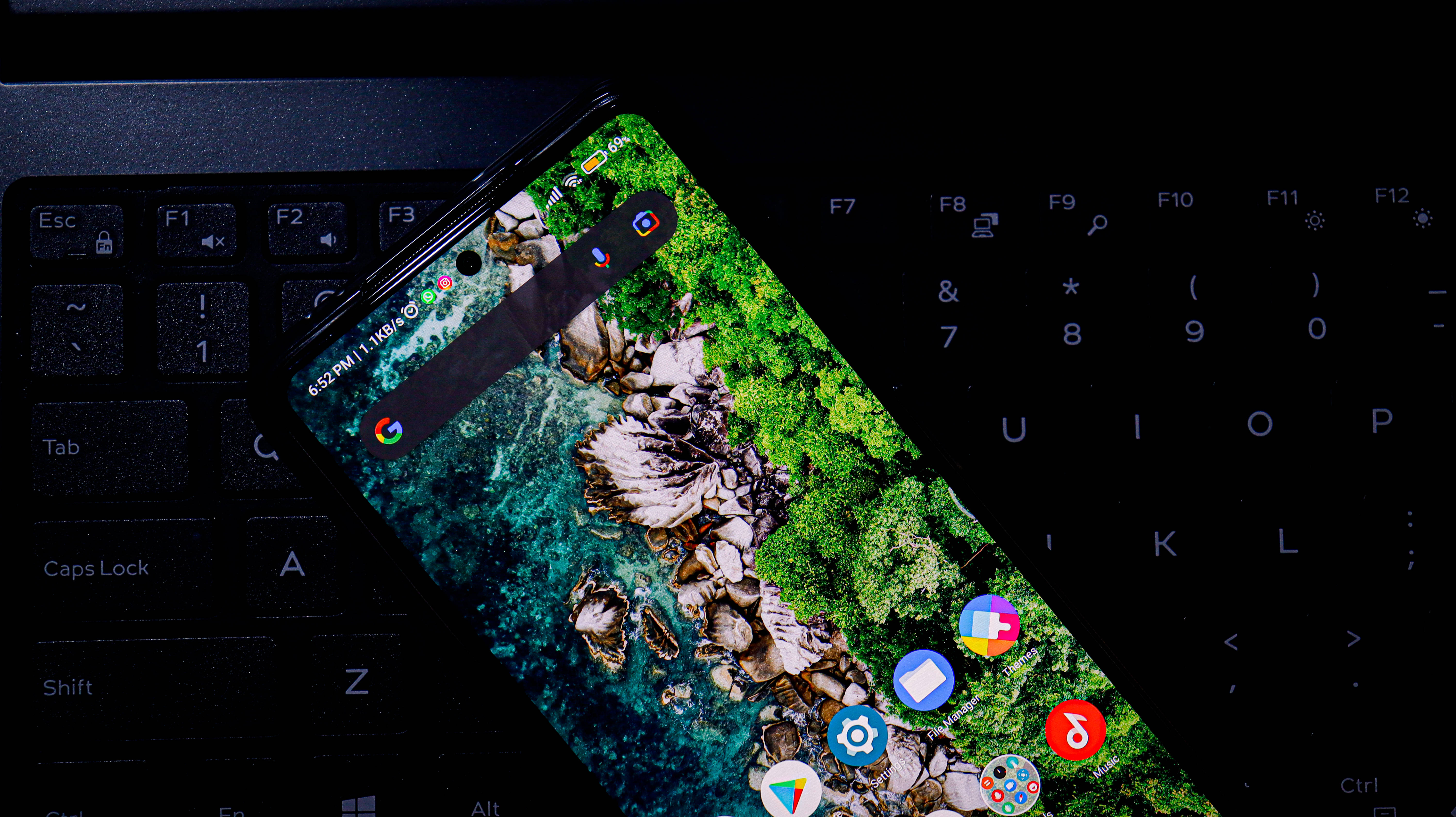 कीबोर्ड पर Xiaomi स्मार्टफोन वॉलपेपर