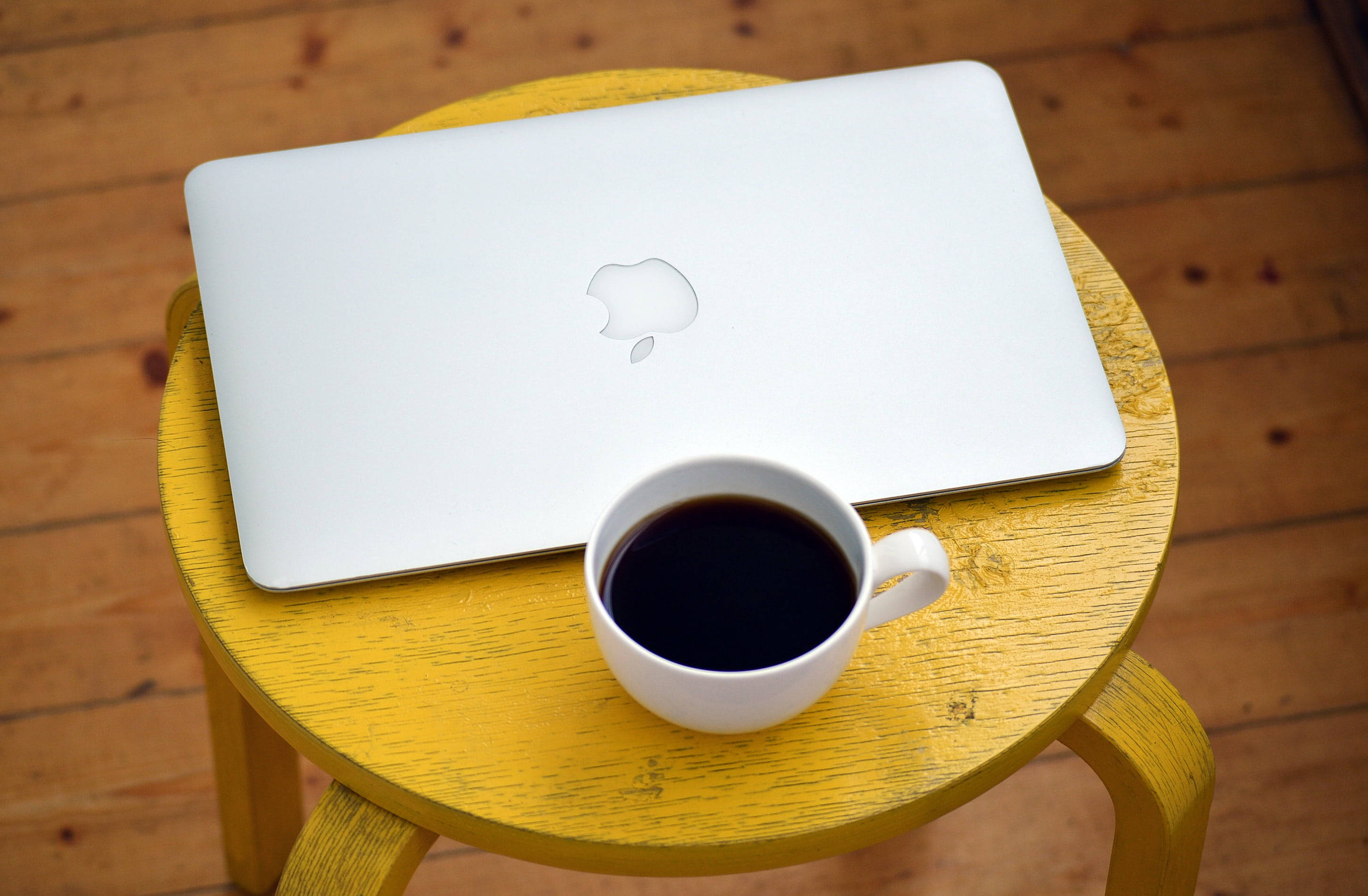 कॉफी और MacBook Air वॉलपेपर
