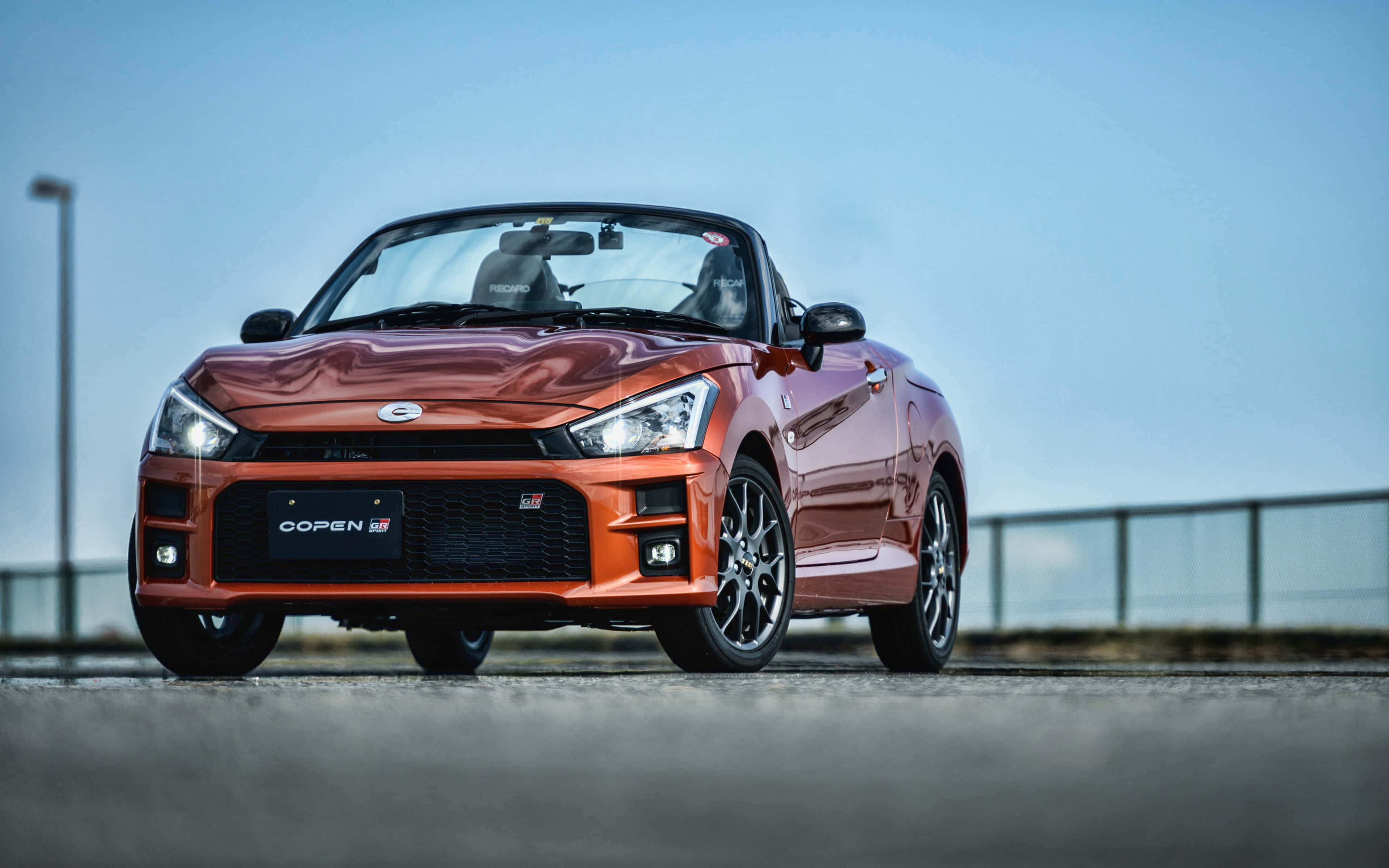 खुली सड़क पर स्टाइलिश Daihatsu कार वॉलपेपर