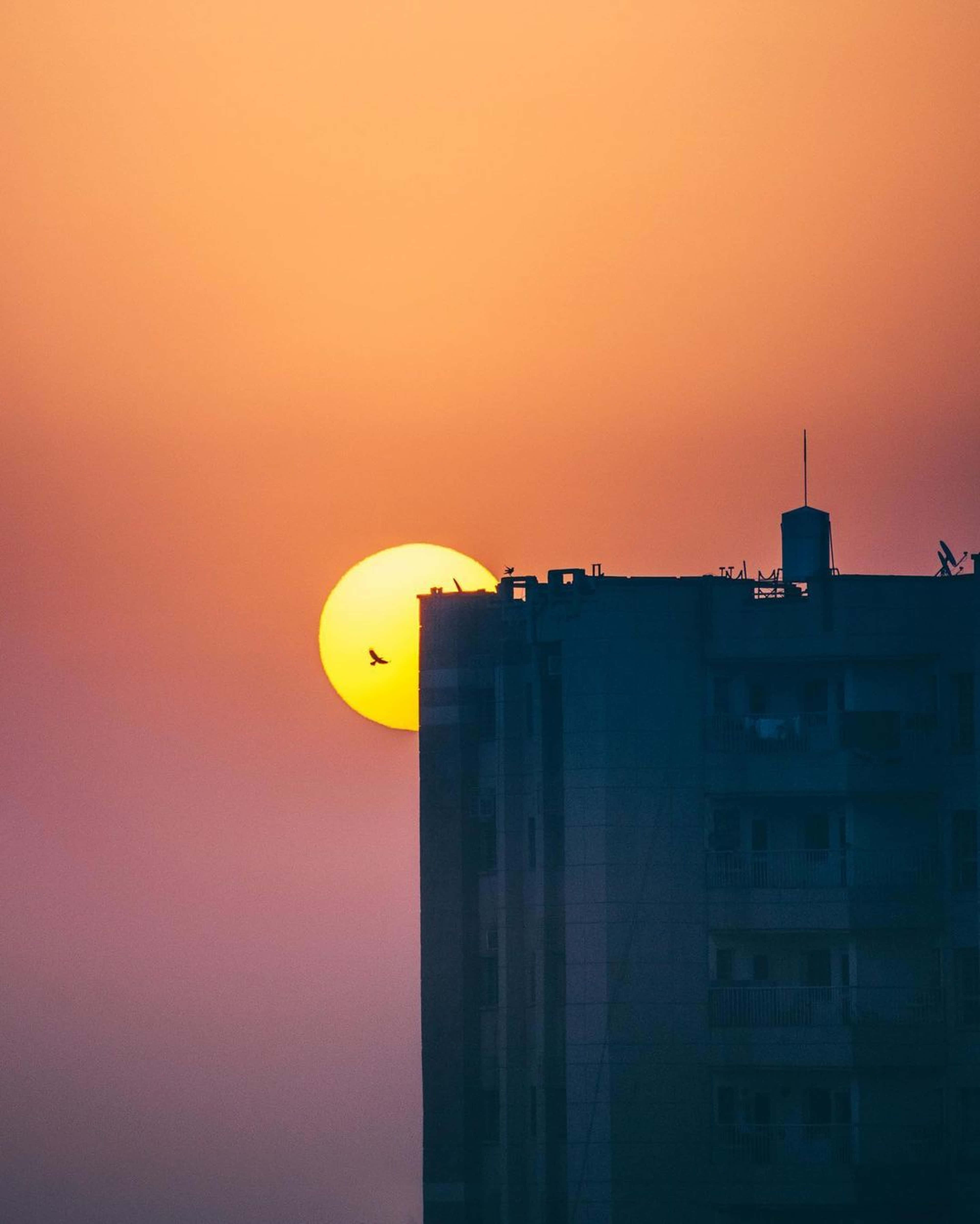 खुले आसमान में खूबसूरत सूर्यास्त का आनंद लें वॉलपेपर