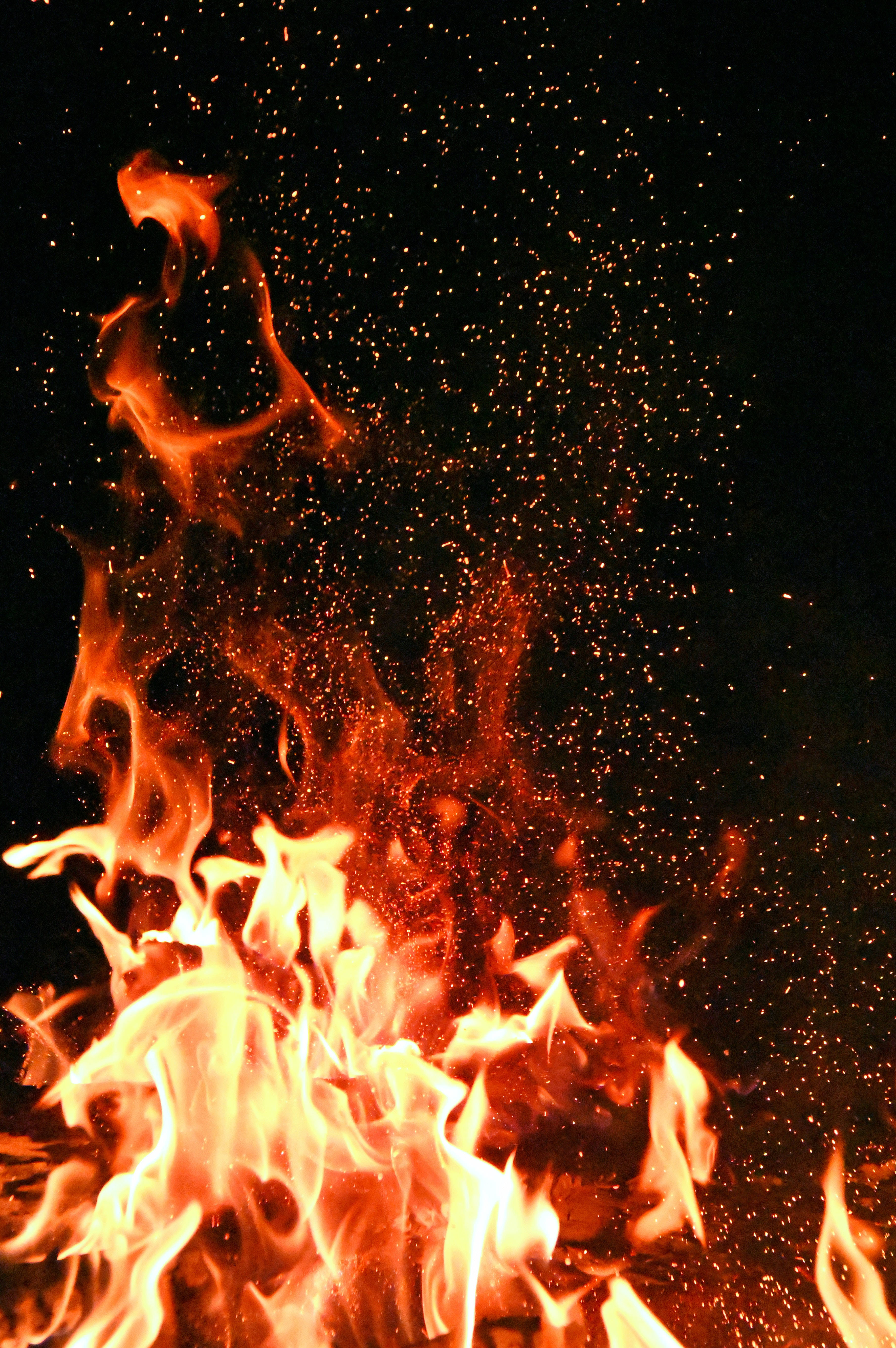 गहरा लाल आग वॉलपेपर
