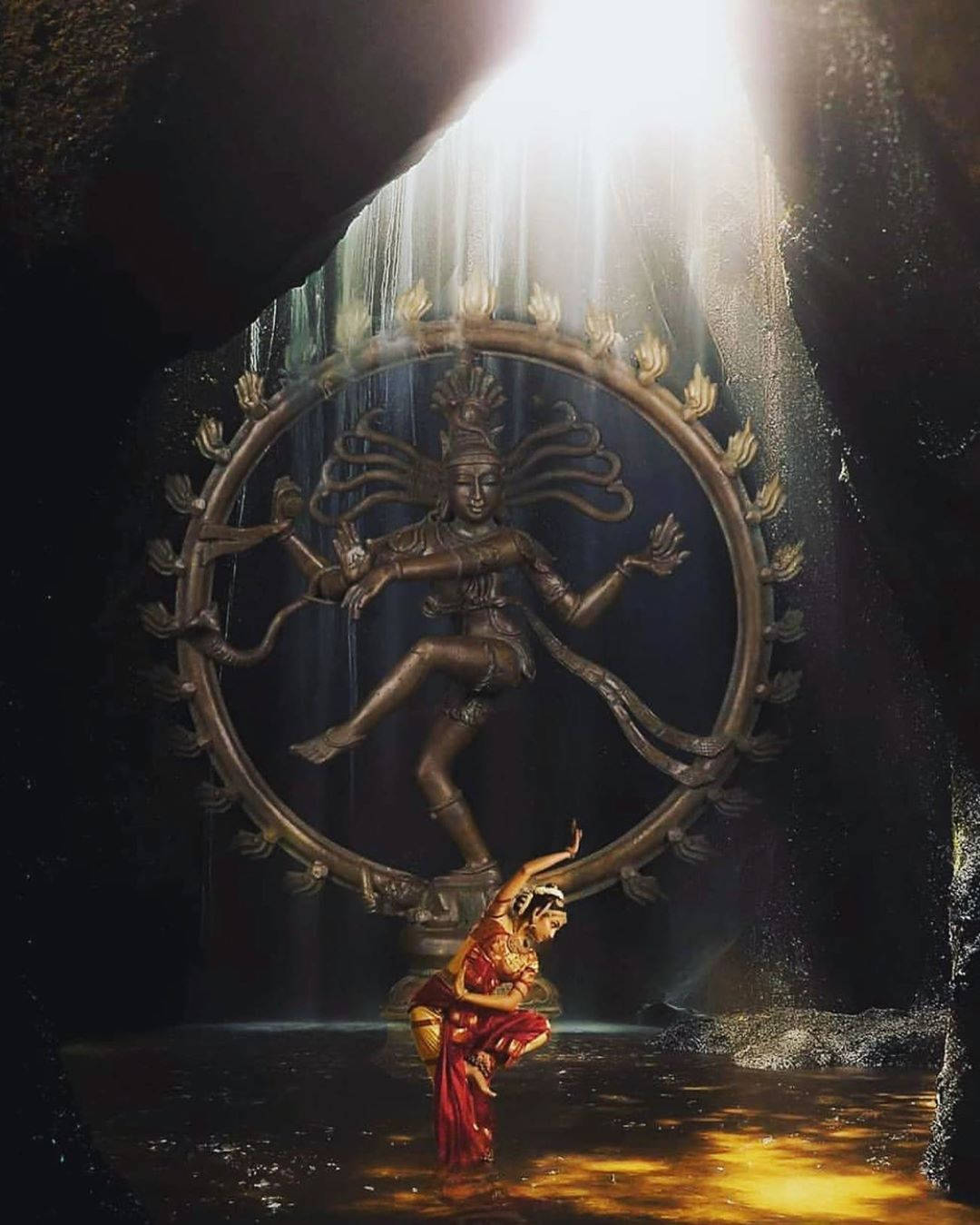 गुफा कला पृष्ठभूमि में भव्य नटराज छवि वॉलपेपर