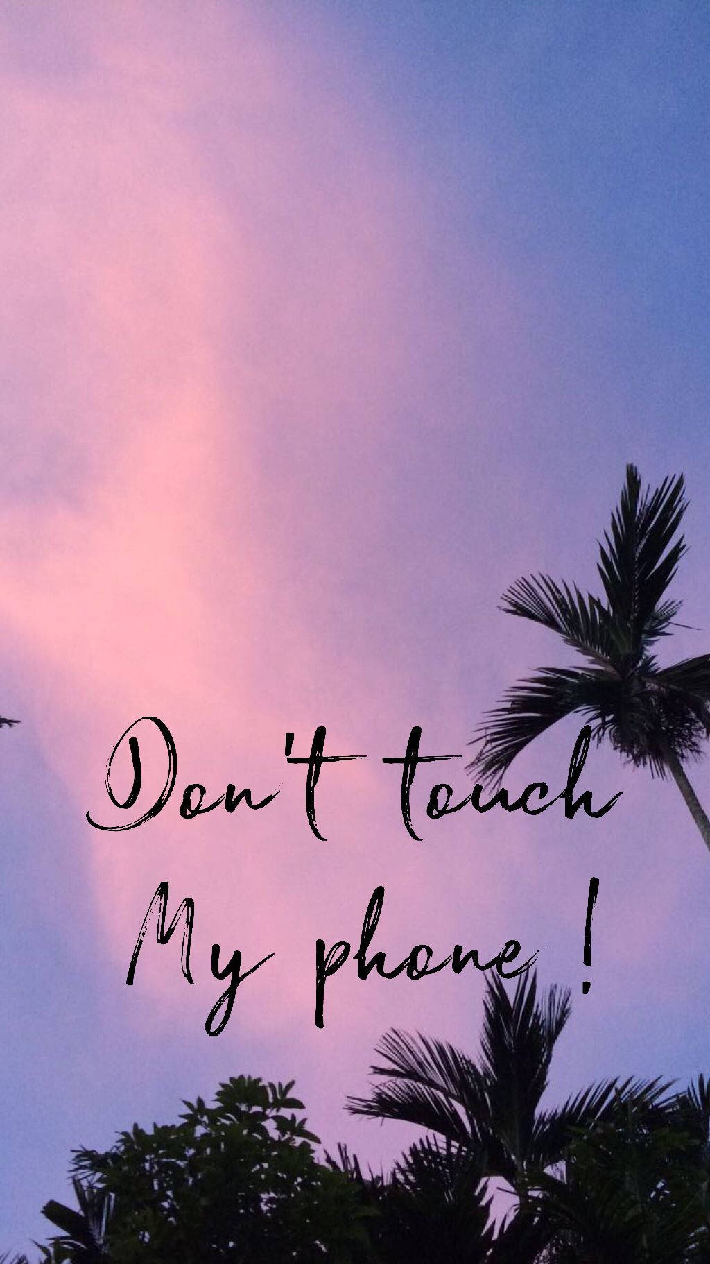 गुलाबी आसमान के नीचे ताड़ के पेड़ और "Don't touch my phone!" टेक्स्ट वाला वॉलपेपर। — गुलाबी वॉलपेपर
