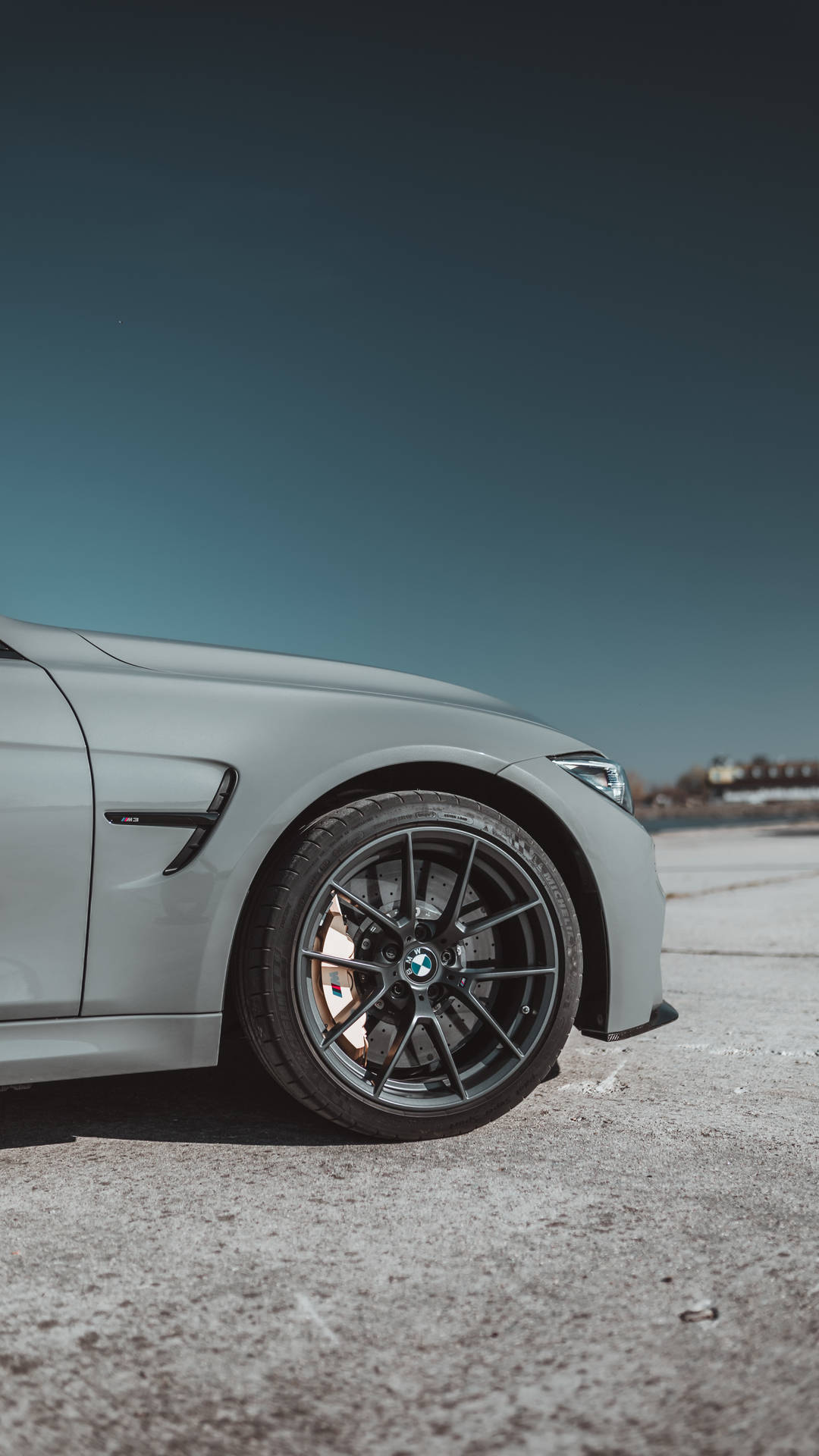 लोगो के साथ ग्रे BMW कार के पहिये का साइड व्यू वॉलपेपर — Bmw वॉलपेपर