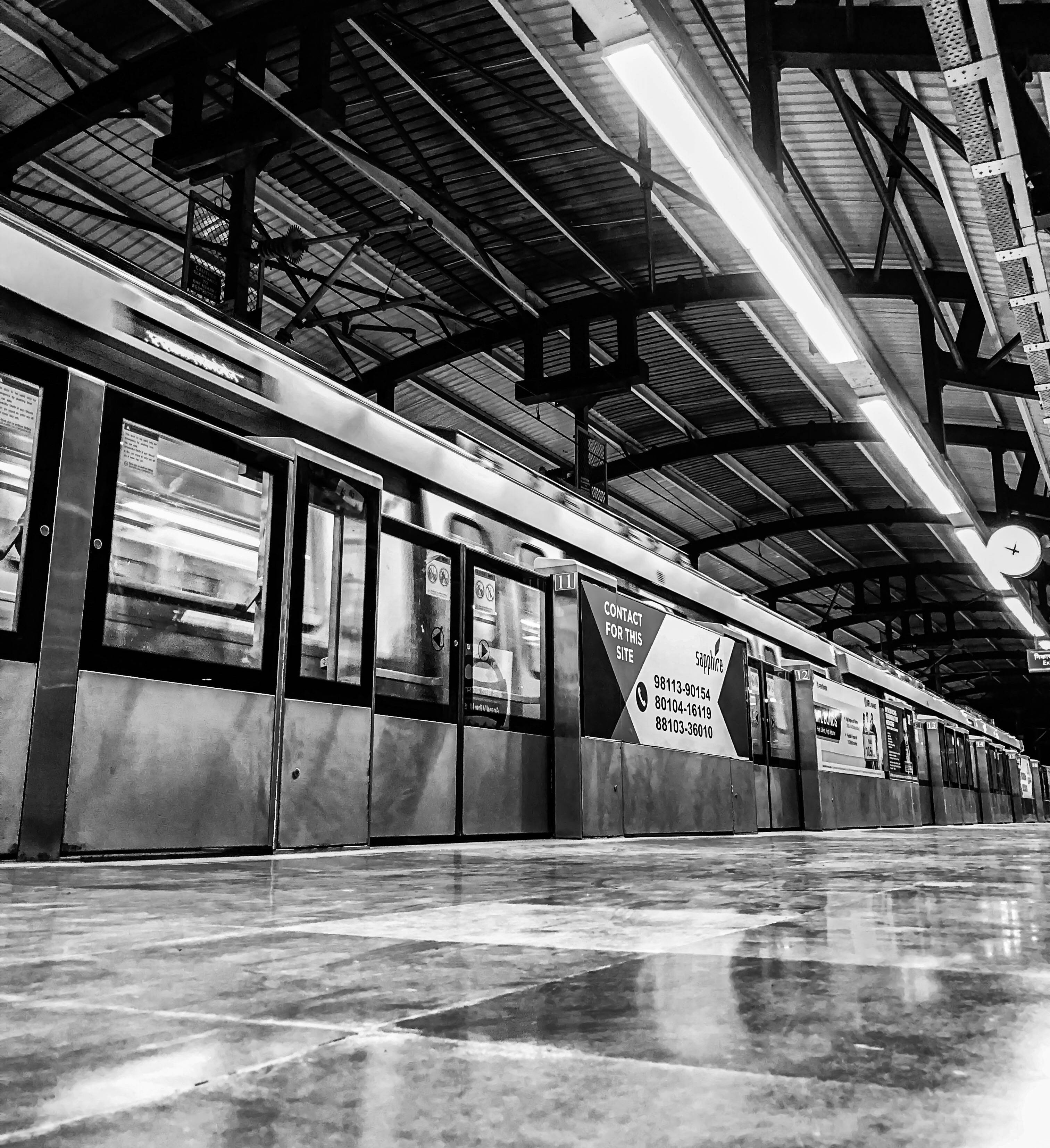 ग्रेस्केल में ट्रेन यात्रा की पुरानी यादें वॉलपेपर