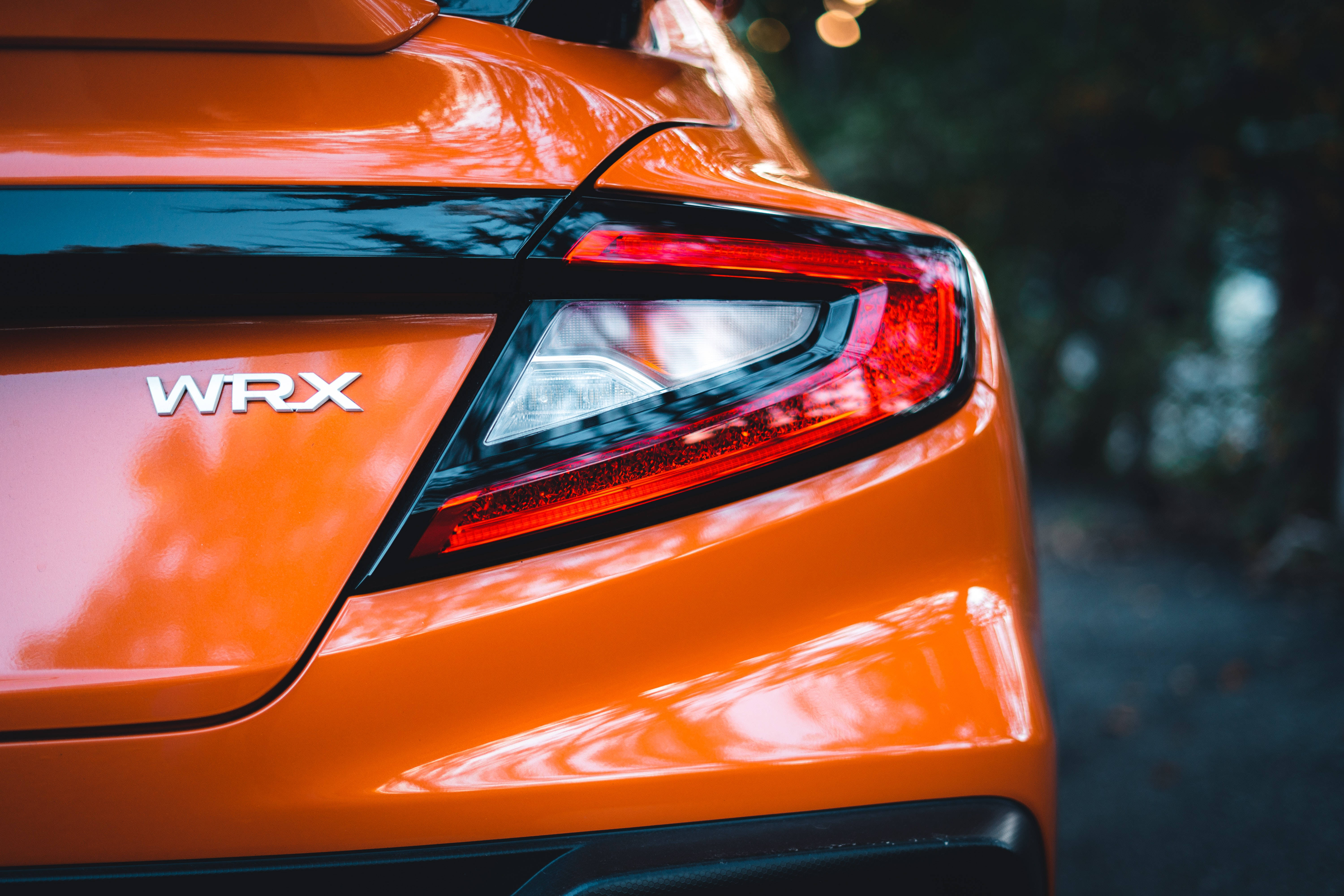 चमकदार नारंगी सुबारू WRX STI 4K वॉलपेपर