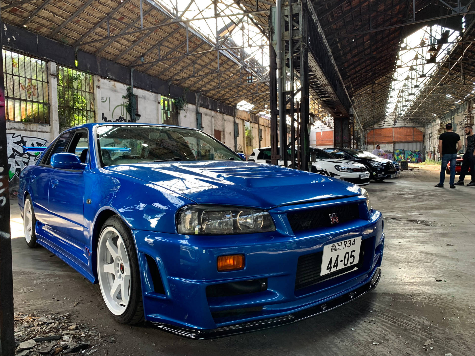 गैरेज में खड़ी नीली BMW M3 — नीला वॉलपेपर