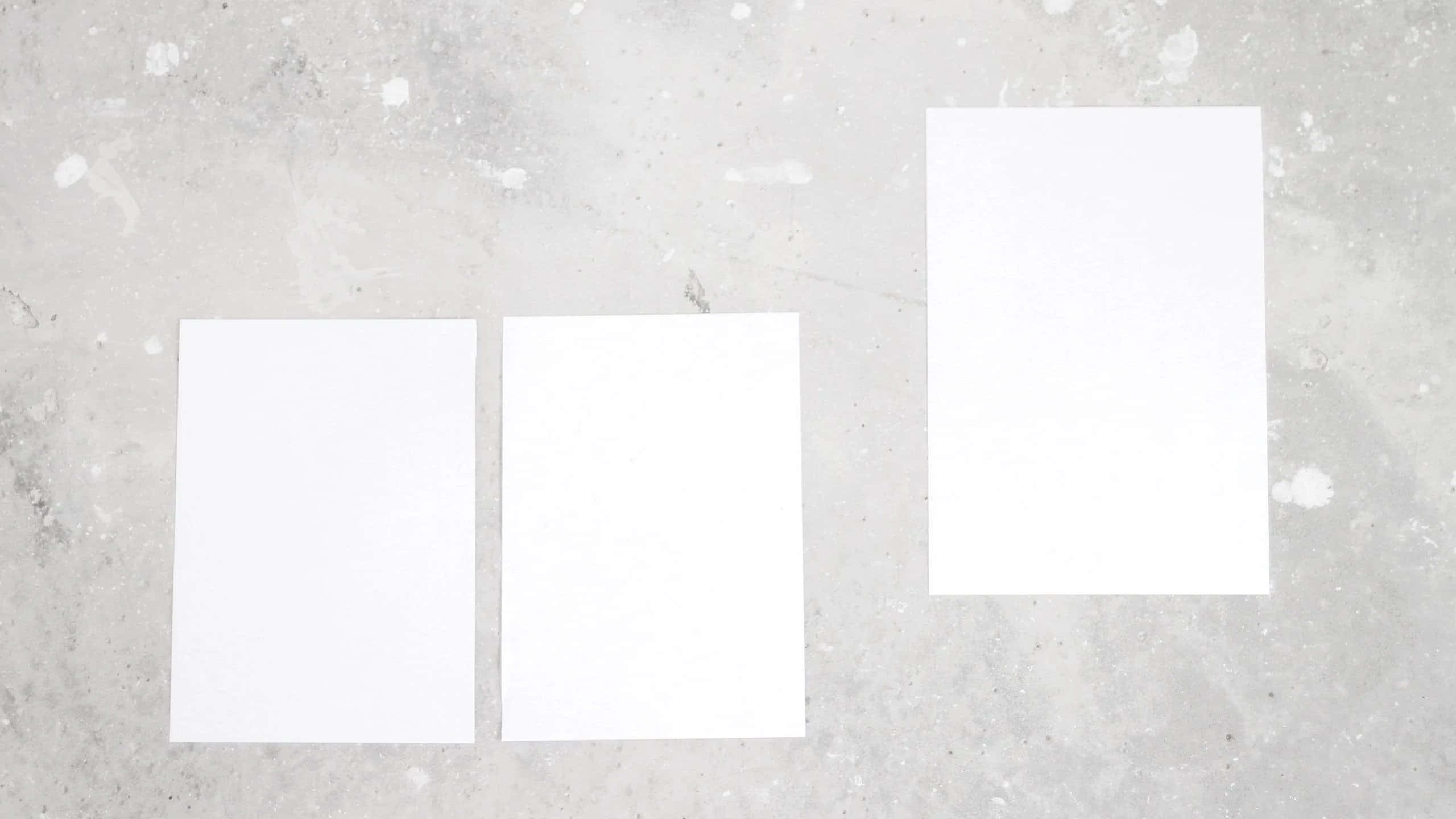 जमीन पर सफेद कागज वॉलपेपर