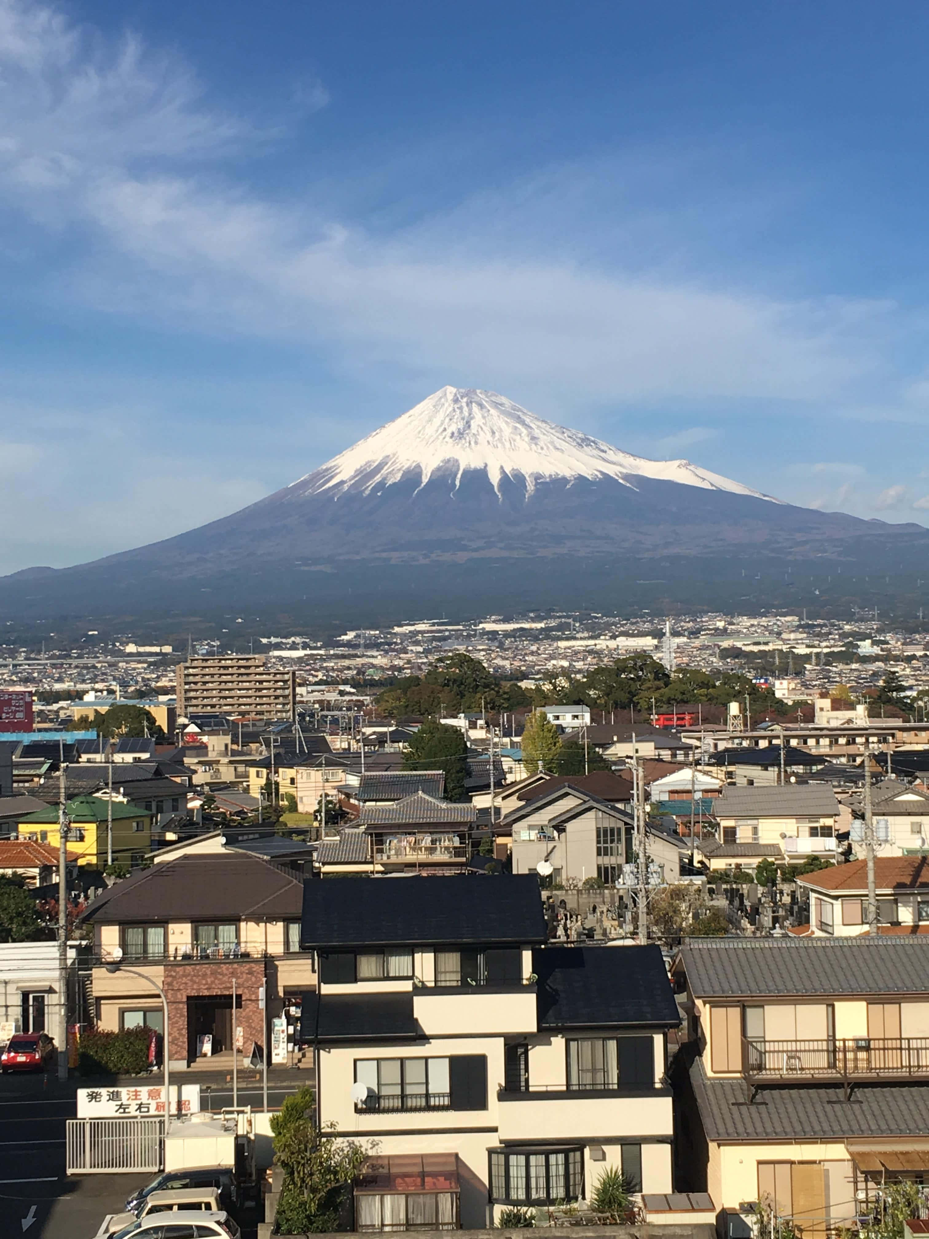जापान में बर्फ से ढके माउंट फ़ूजी की अद्भुत सुंदरता वॉलपेपर
