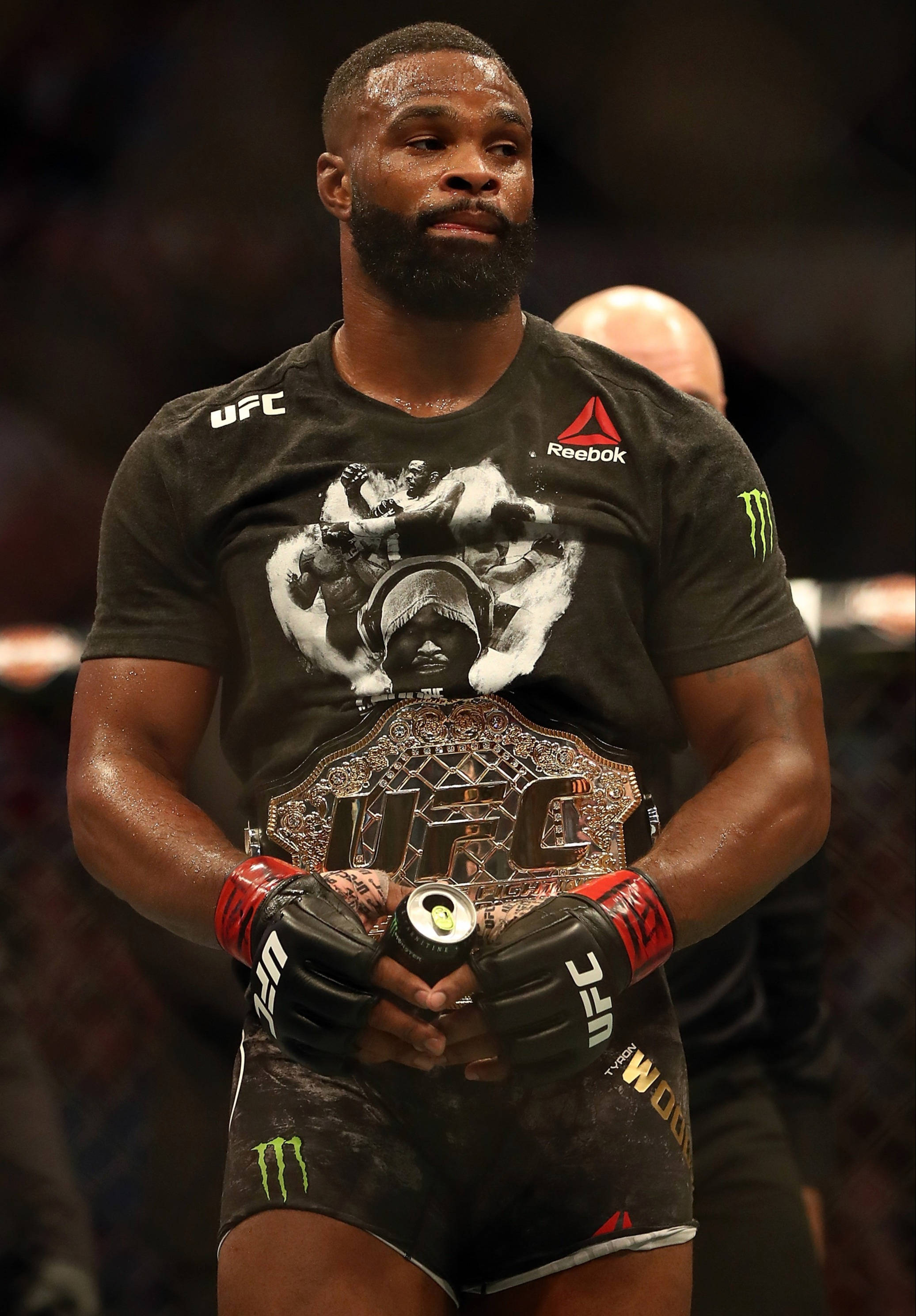 Tyron Woodley UFC बेल्ट के साथ वॉलपेपर