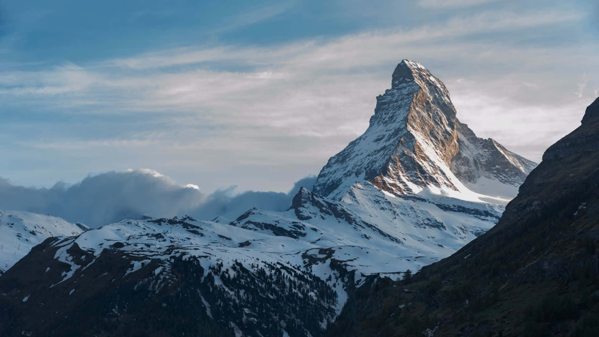 ताज़ी हवा का झोंका लें और भव्य पहाड़ों के दृश्य का आनंद लें वॉलपेपर