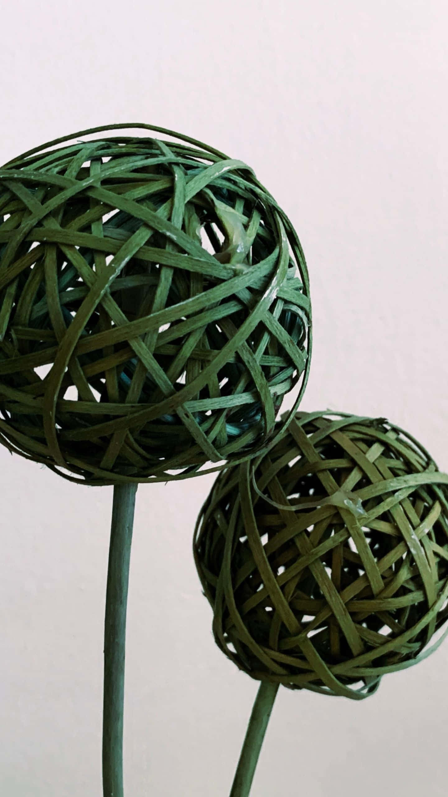 तारों भरे आसमान के नीचे जादुई झील वॉलपेपर