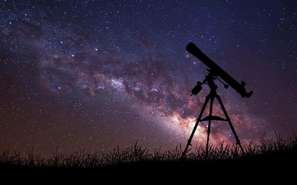 तारों से भरा रात का आसमान। वॉलपेपर