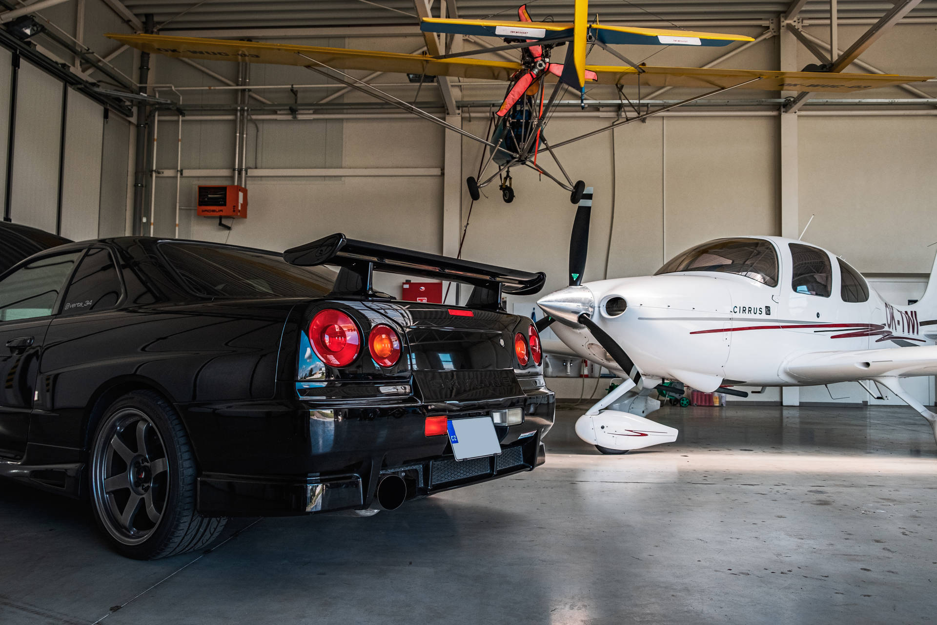 निसान स्काईलाइन GTR R34 हैंगर पर — कार जीआईएफ वॉलपेपर