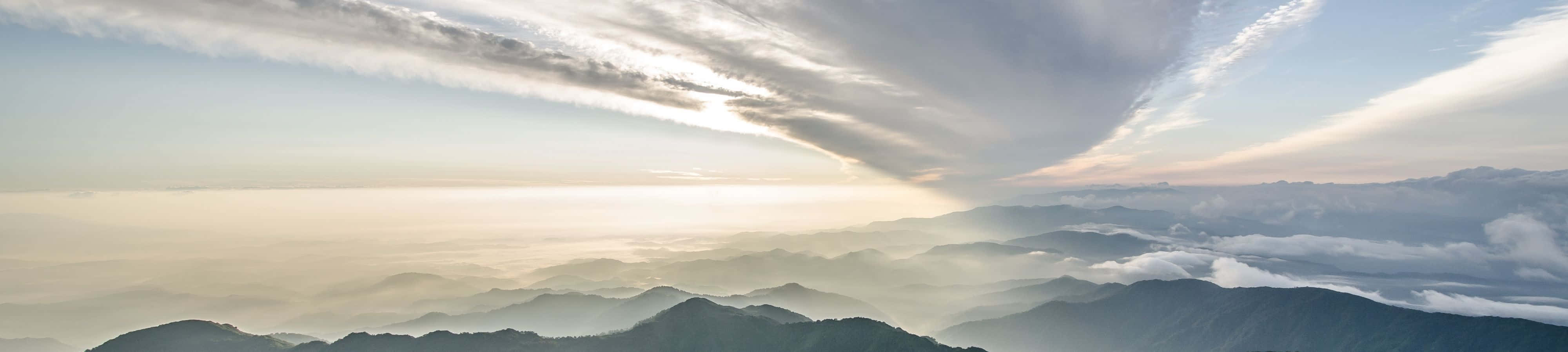 नीचे हरी घाटी का एक हवाई दृश्य वॉलपेपर