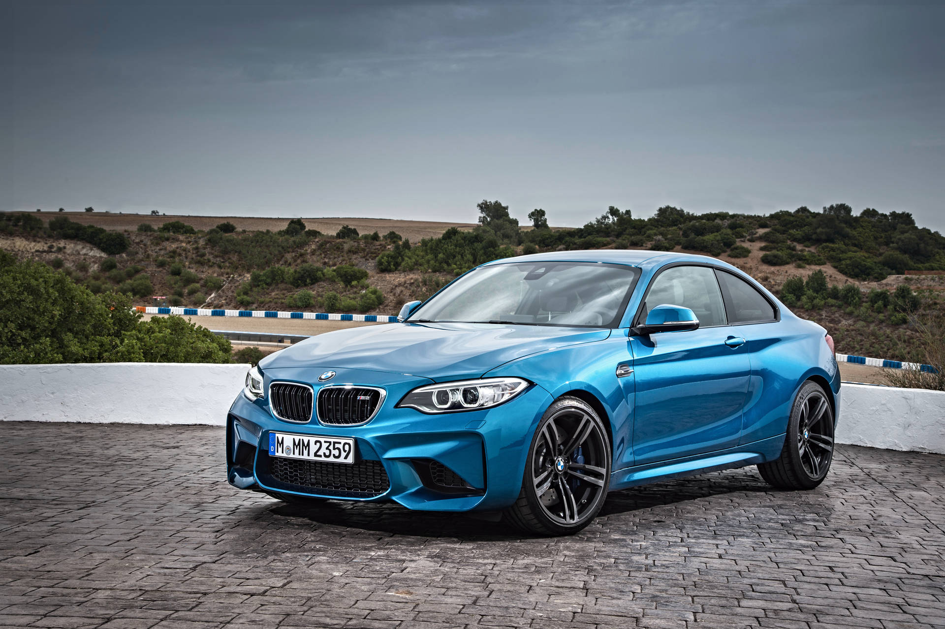 पहाड़ के दृश्य के साथ फुटपाथ पर नीली BMW F87 का वॉलपेपर — Bmw वॉलपेपर
