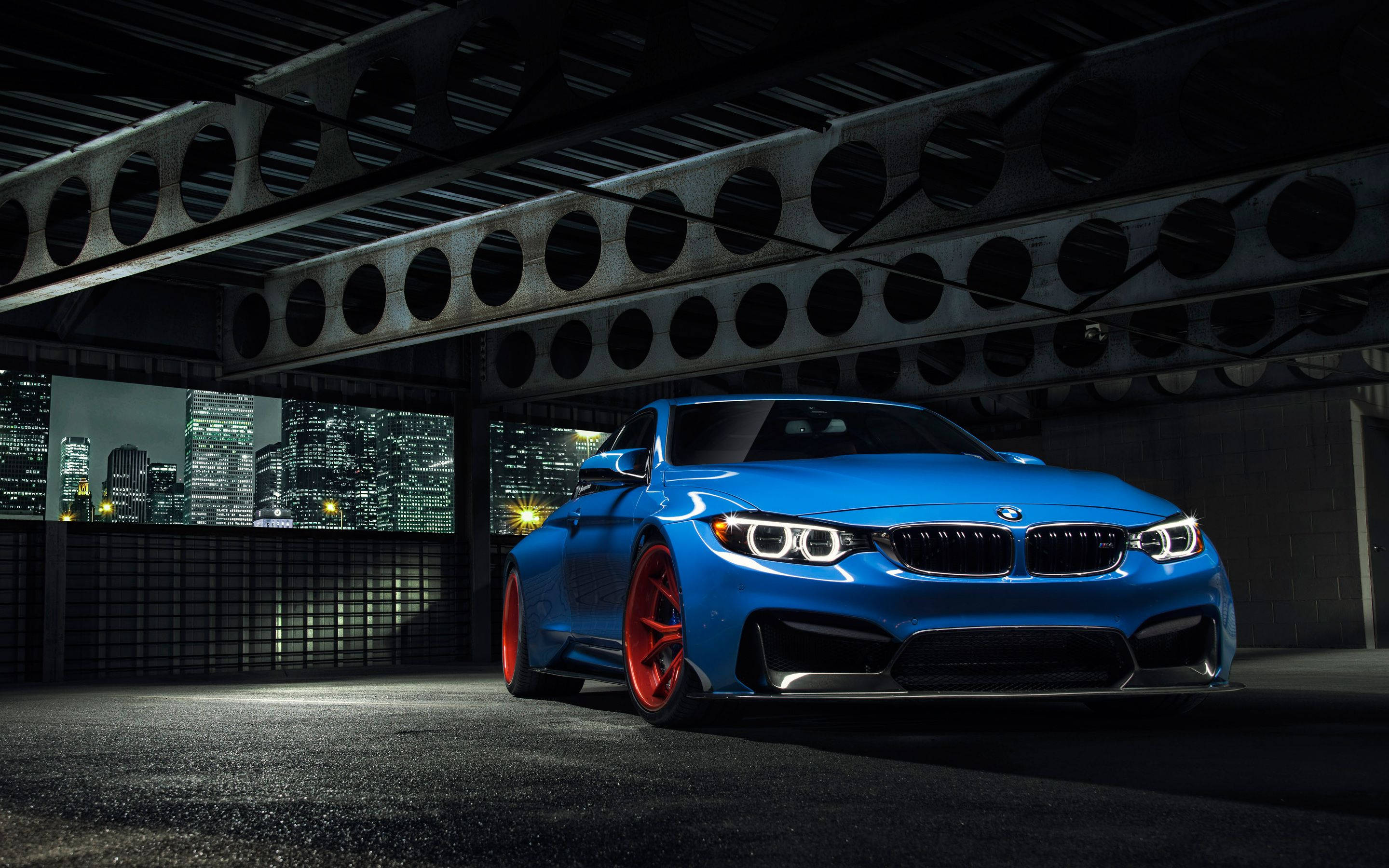 नीली BMW इनडोर पार्क की गई वॉलपेपर