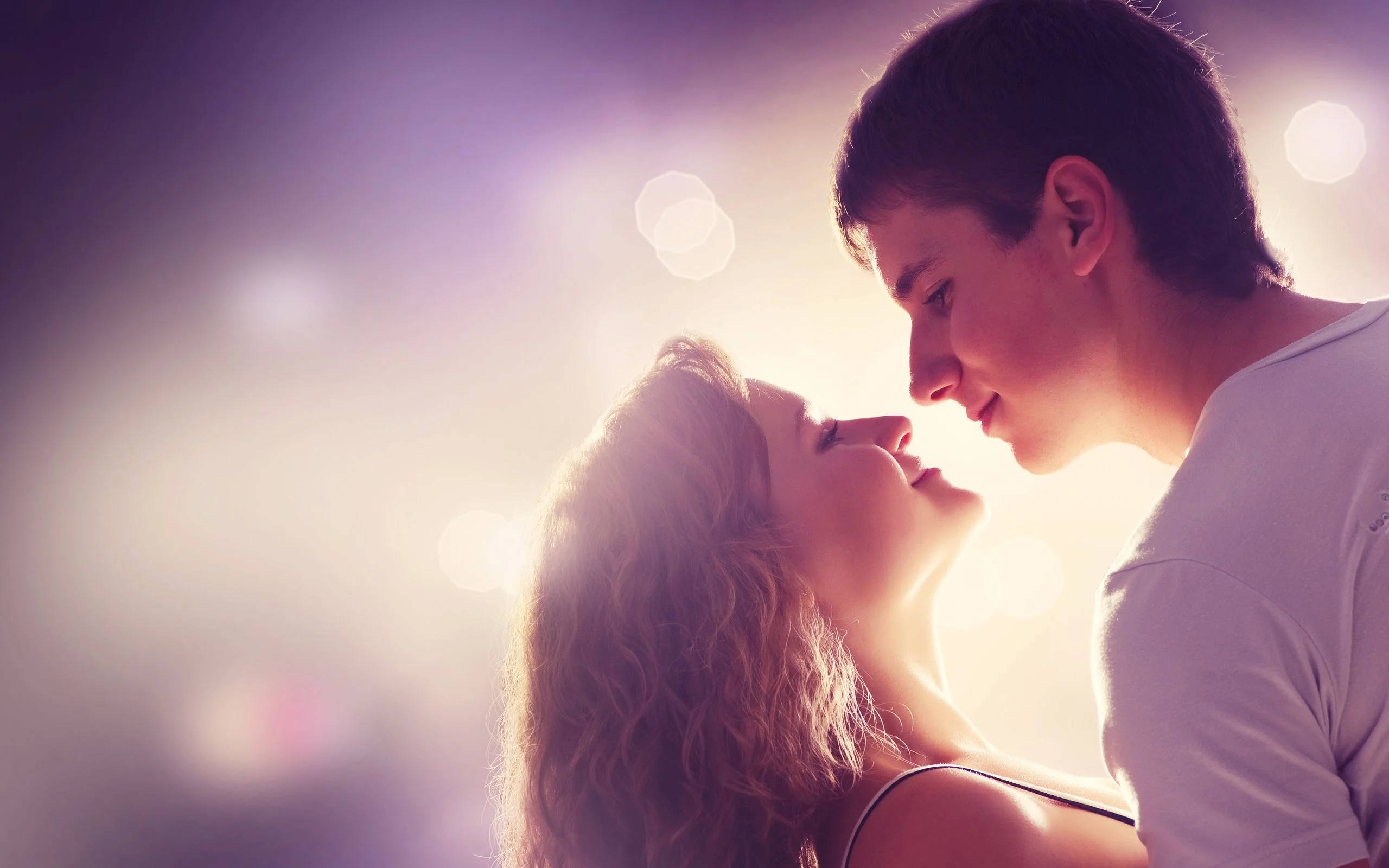 नीले रंग में सौंदर्यपूर्ण प्रेम वॉलपेपर