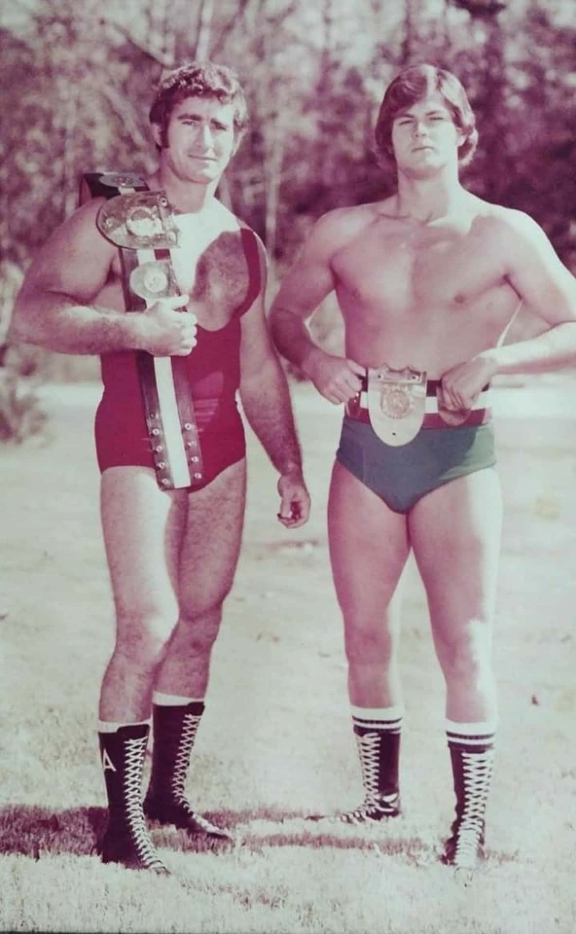 पहलवान Bob Armstrong और Robert Fuller विंटेज फुल शॉट वॉलपेपर
