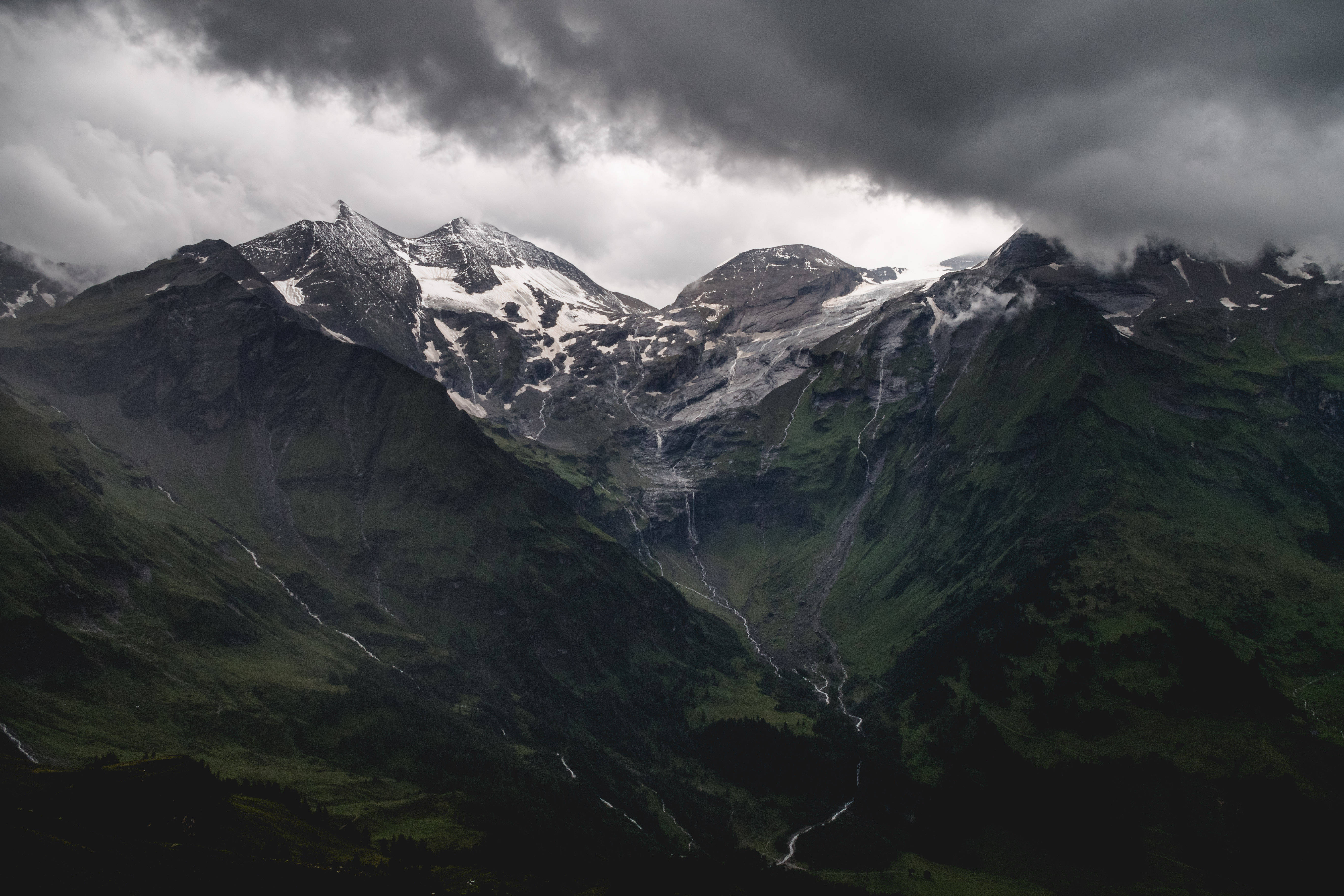 पहाड़ बर्फ डार्क 4K वॉलपेपर