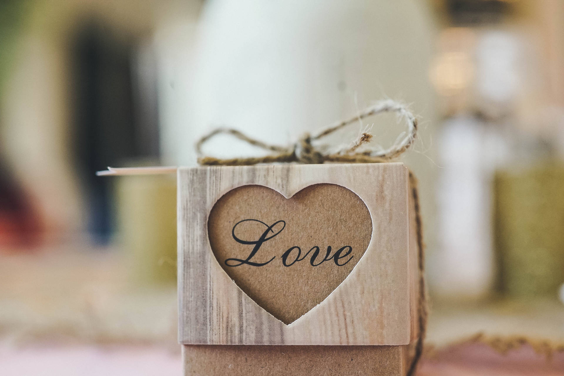 दिल के डिज़ाइन और काले रंग में लिखे शब्द "Love" वाला बॉक्स। वैलेंटाइन डे के लिए पेपर गिफ्ट बॉक्स। — प्यार वॉलपेपर