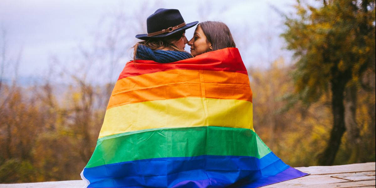 प्यार ही प्यार है प्राइड झंडे के साथ जोड़ा वॉलपेपर