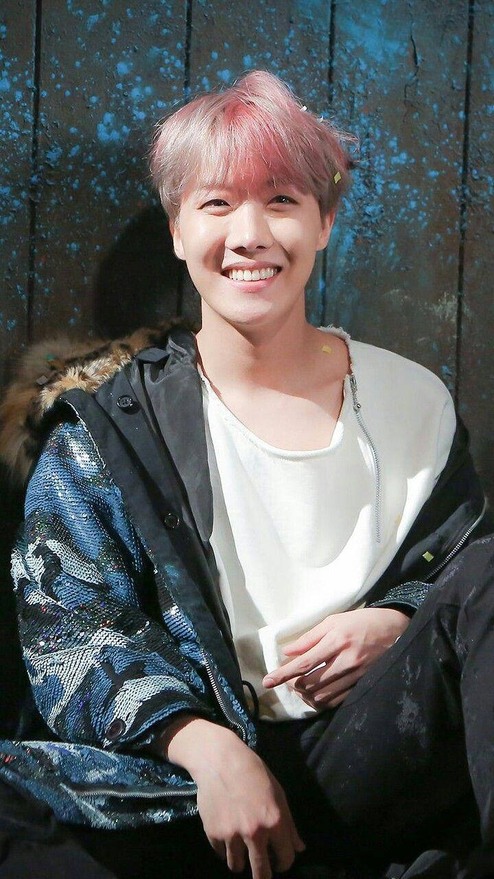 प्यारा BTS J-Hope मुस्कुराते हुए वॉलपेपर