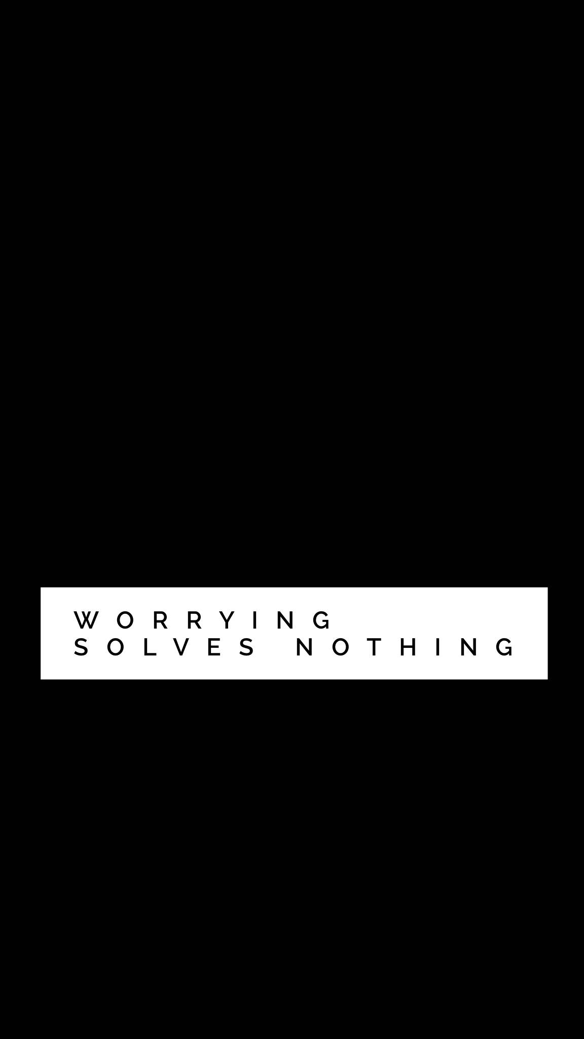 प्रेरणादायक काला और सफेद उद्धरण - "चिंता करने से कुछ हल नहीं होता" वॉलपेपर