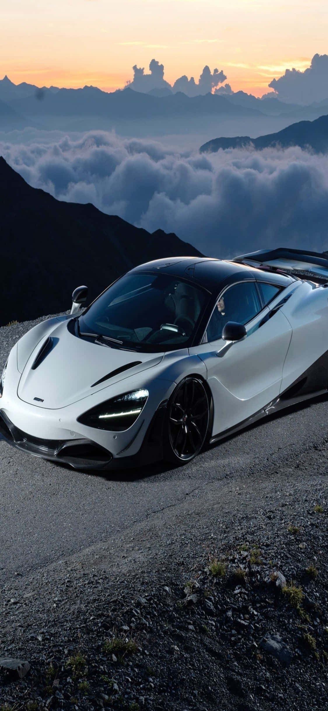 टेक्नोलॉजी का सबसे तेज़ कॉम्बिनेशन - iPhone Xs और McLaren 720s वॉलपेपर
