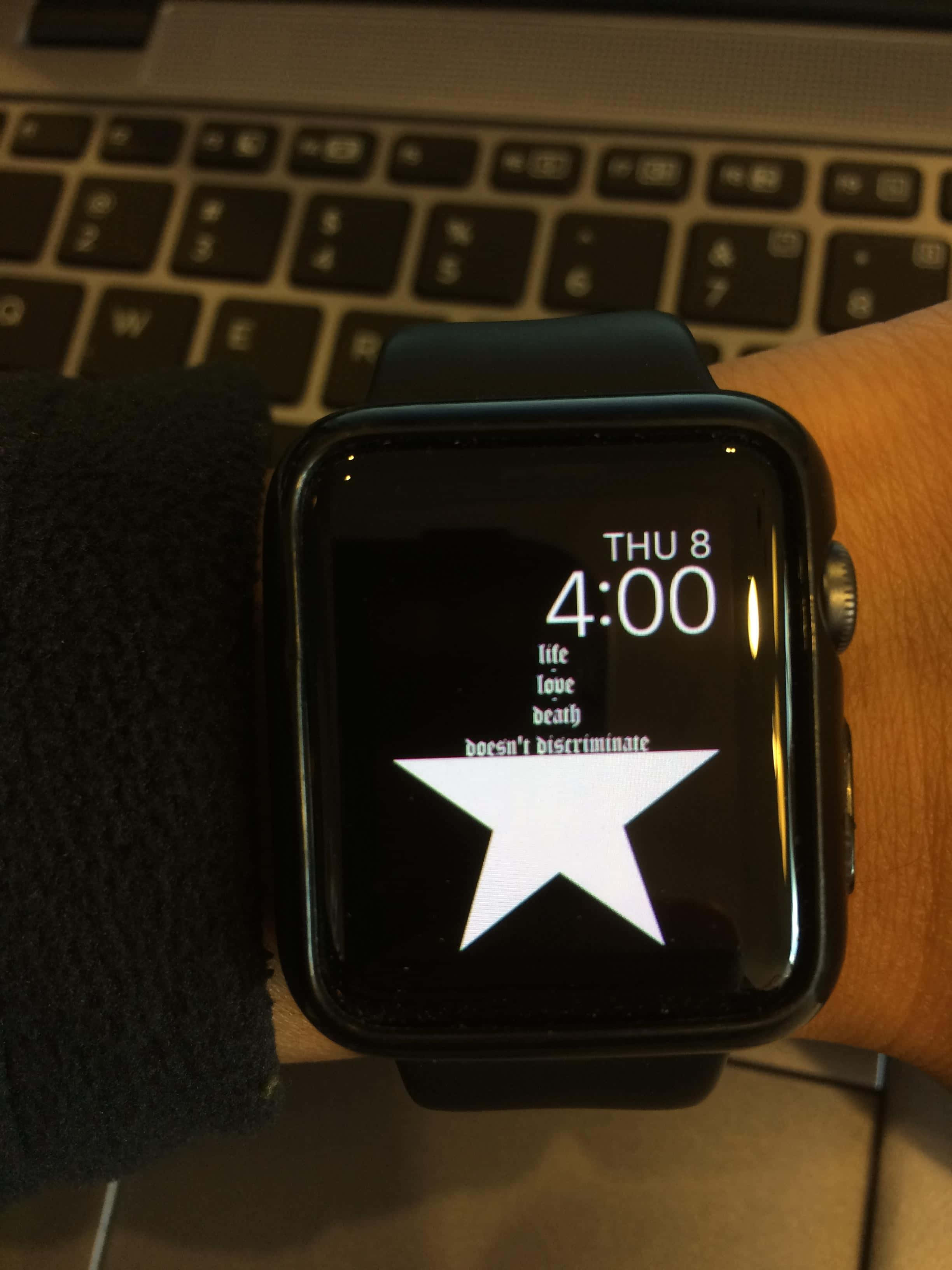 फिटनेस सुविधाओं को उजागर करती स्लीक Apple Watch वॉलपेपर