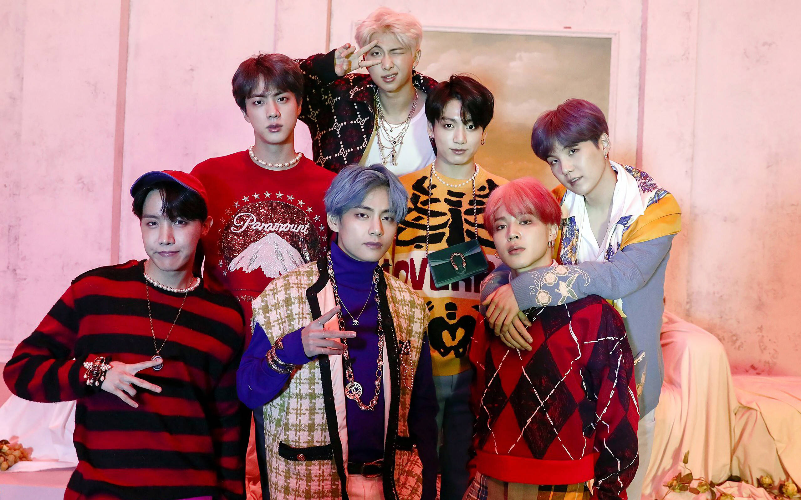 फैशनेबल पोशाकों में BTS समूह फोटो वॉलपेपर