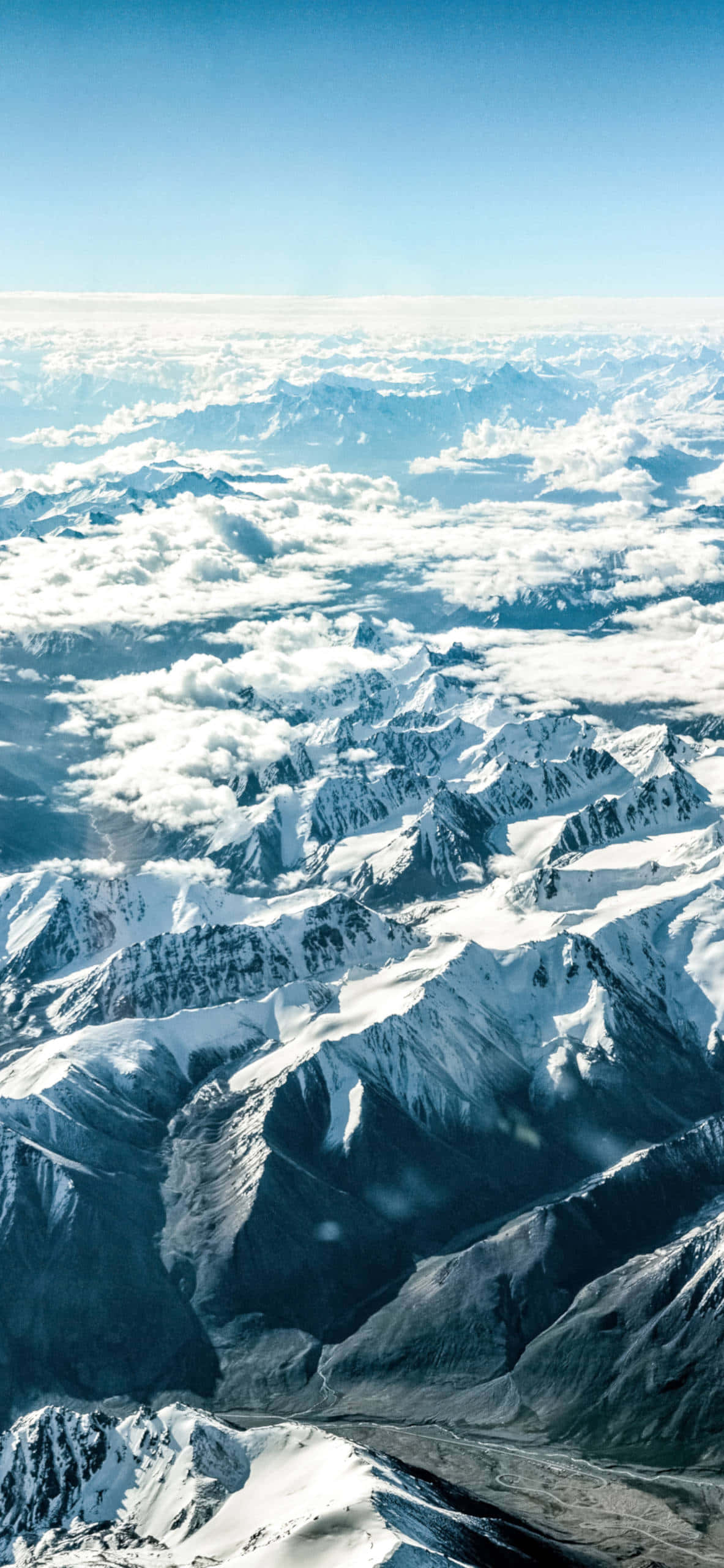 बर्फीले हिमालय की चोटियाँ, आकाश की ओर फैली हुई। वॉलपेपर