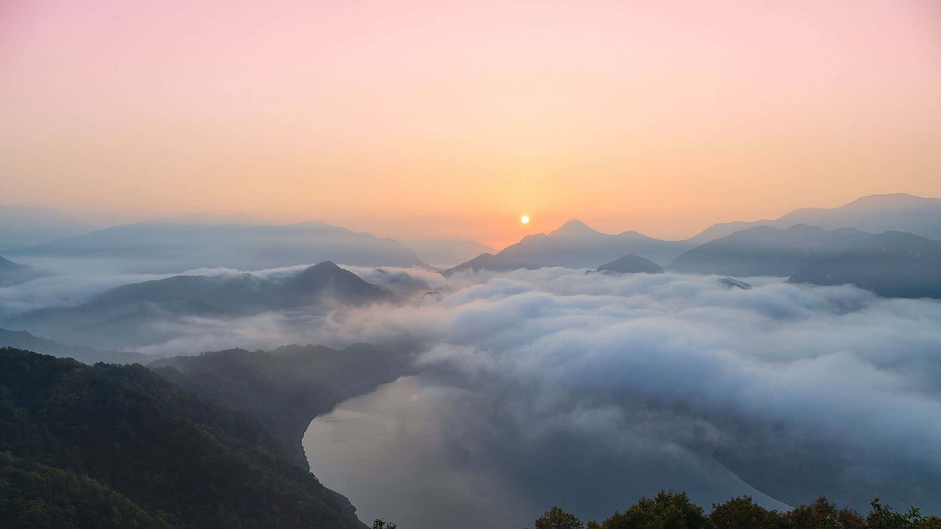 बादल और उगते सूरज का दृश्य पृष्ठभूमि वॉलपेपर