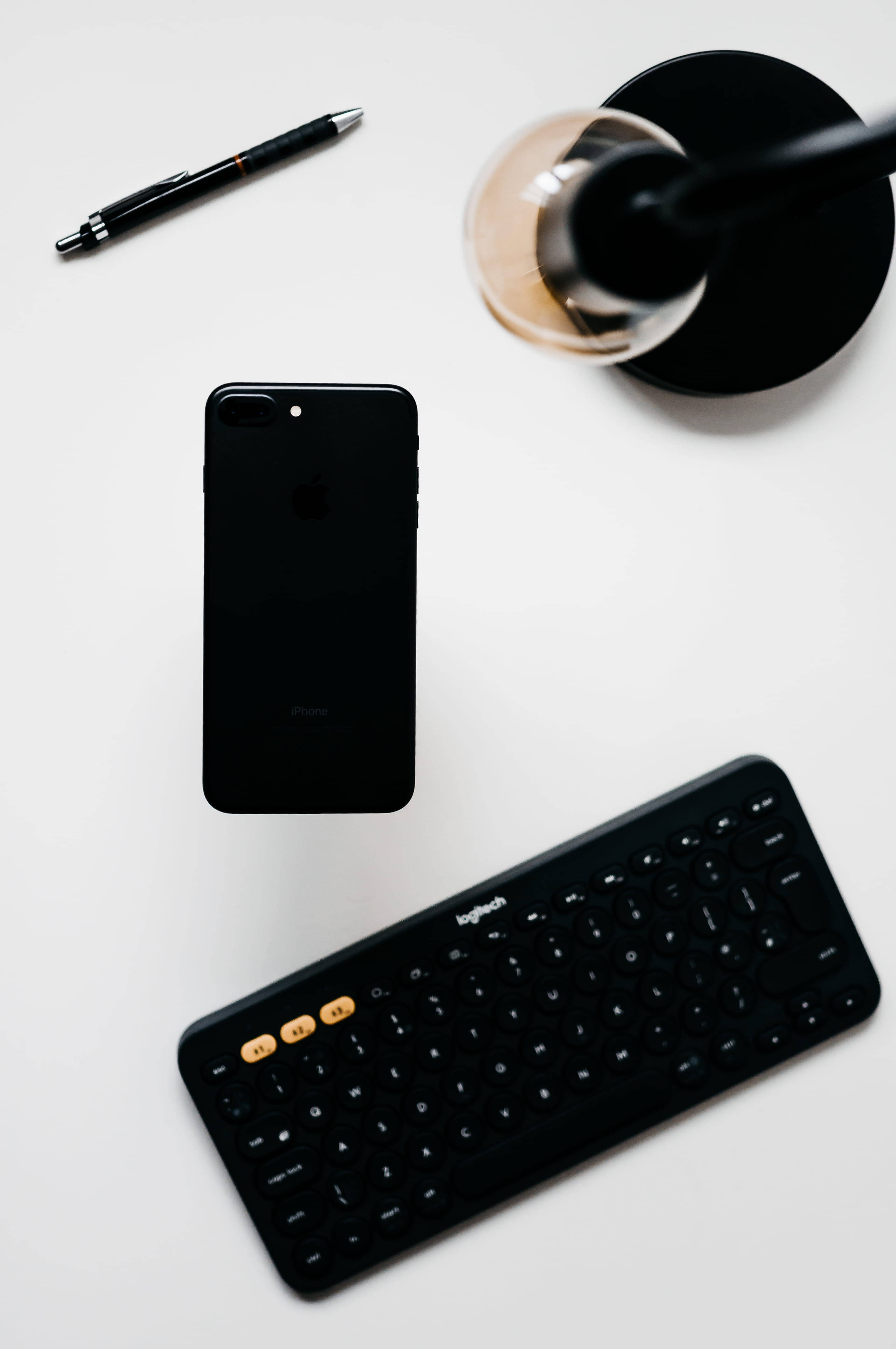 ब्लैक कीबोर्ड के साथ न्यूनतम iPhone डेस्क वॉलपेपर