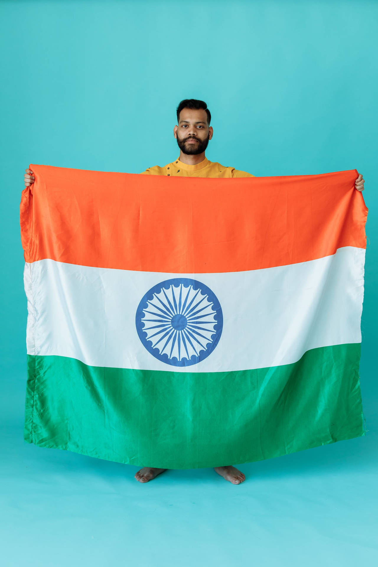 भारत का झंडा पकड़े एक व्यक्ति का मुफ्त स्टॉक फोटो — मोबाइल जीआईएफ वॉलपेपर