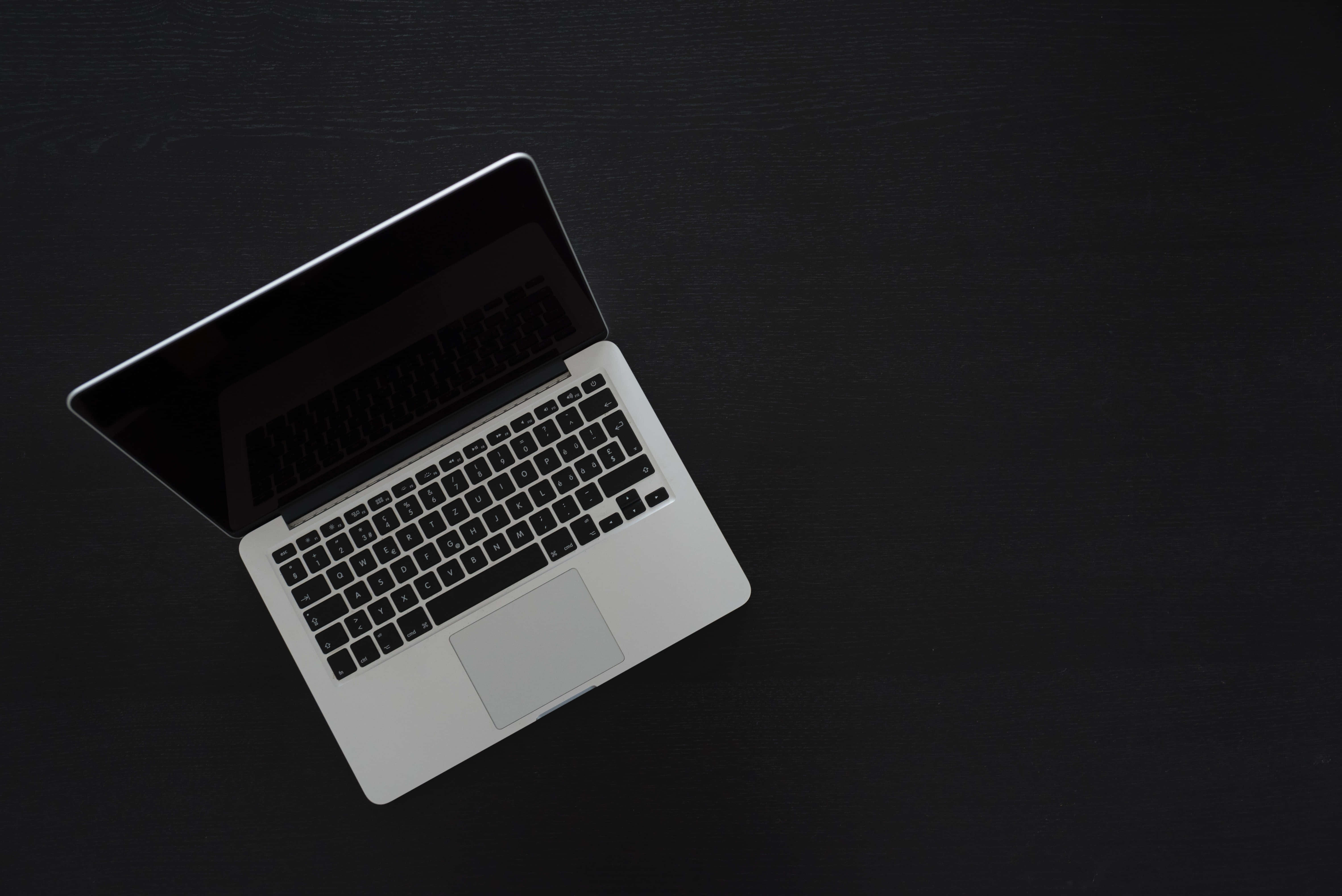 मनमोहक एस्थेटिक MacBook सेटअप वॉलपेपर
