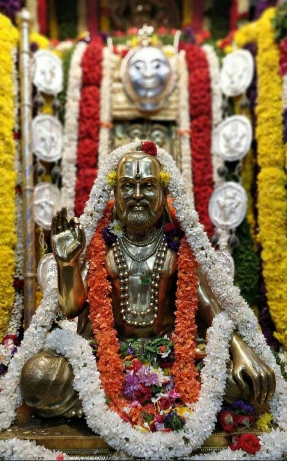 राघवेंद्र की भव्य स्वर्ण प्रतिमा, पुष्प मालाओं से सुसज्जित वॉलपेपर