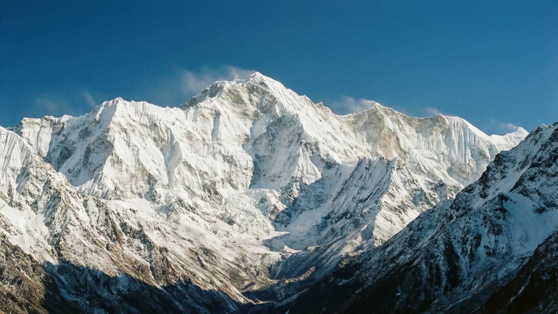 राजसी बर्फीली चोटियाँ वॉलपेपर