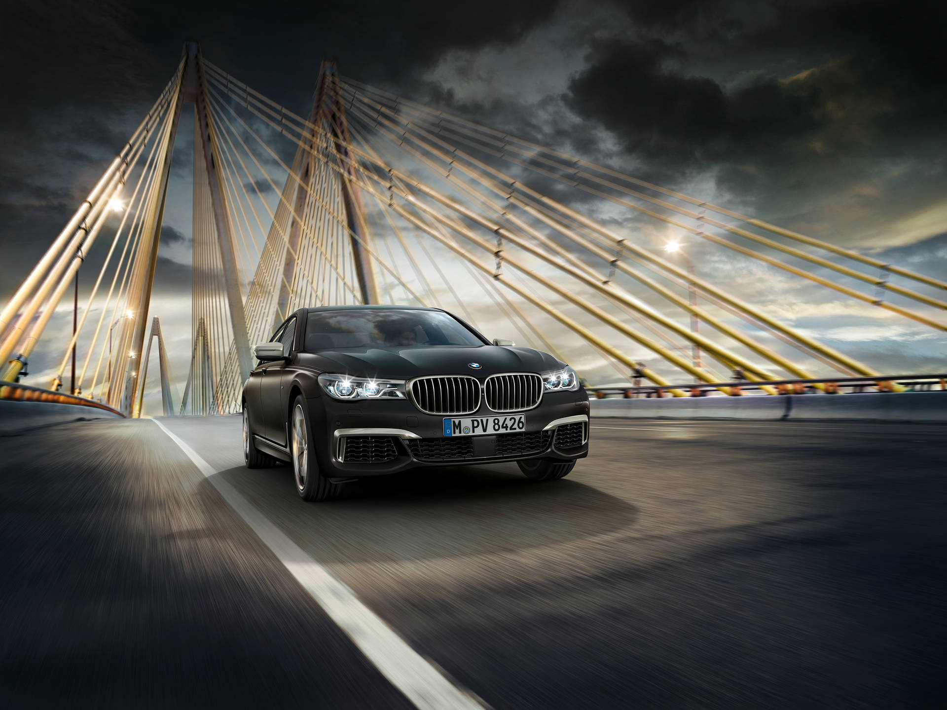 सस्पेंशन ब्रिज पर काली BMW M760Li xDrive कार का वॉलपेपर — Bmw वॉलपेपर