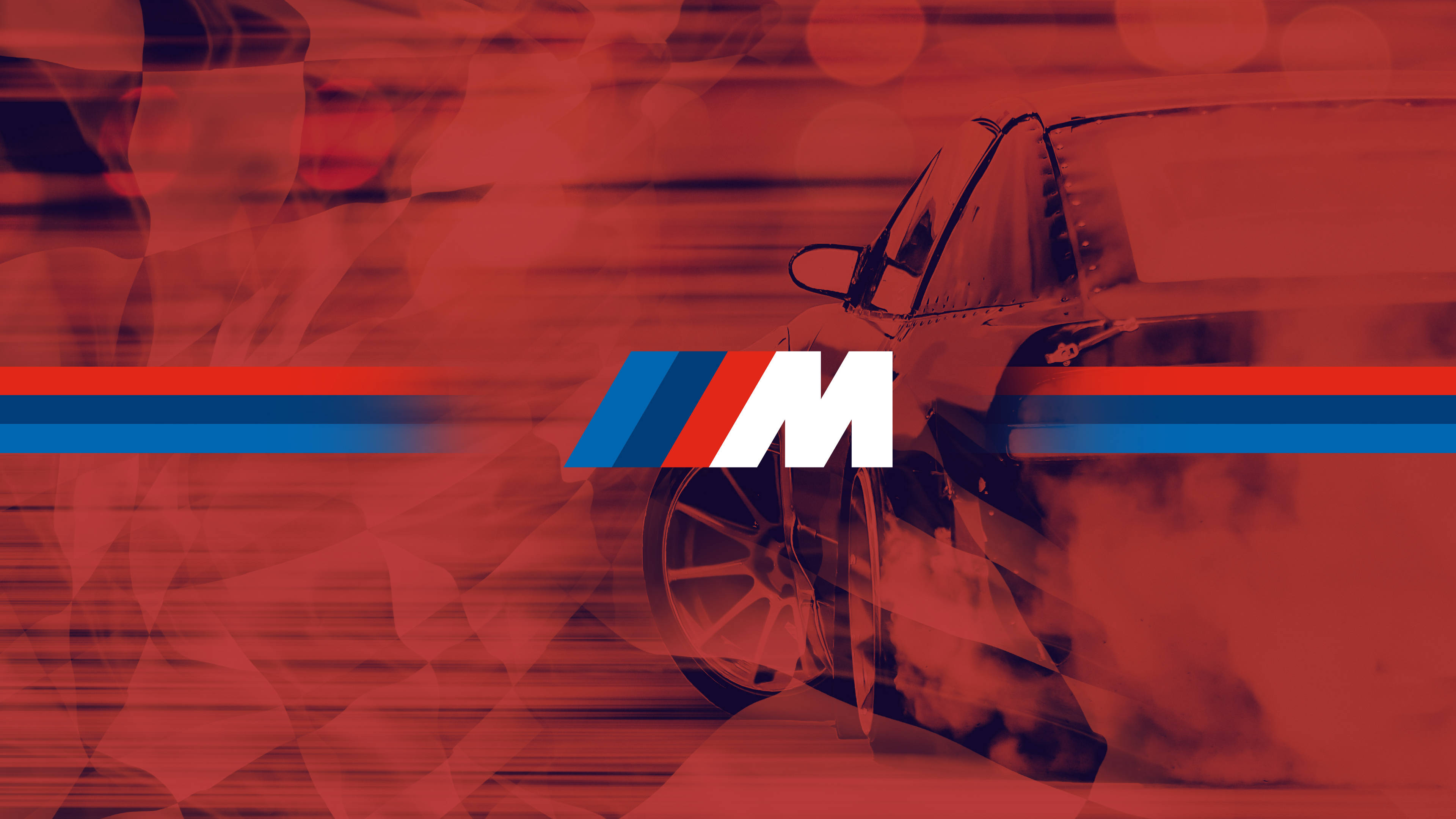 लाल कार धुएँ के साथ BMW M लोगो वॉलपेपर