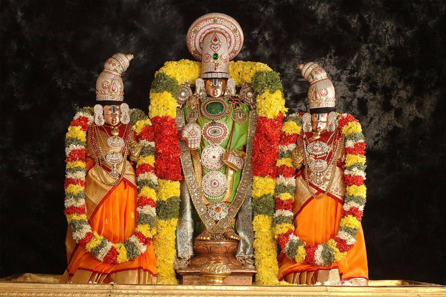वेंकटेश्वर स्वामी श्रीदेवी और भूदेवी के साथ — फूल वॉलपेपर